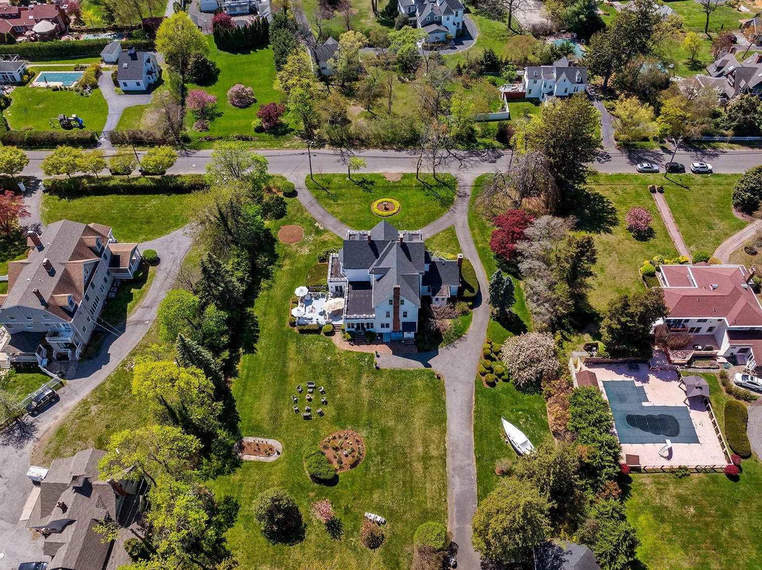 35 S Penataquit Avenue, Bay Shore, NY 11706