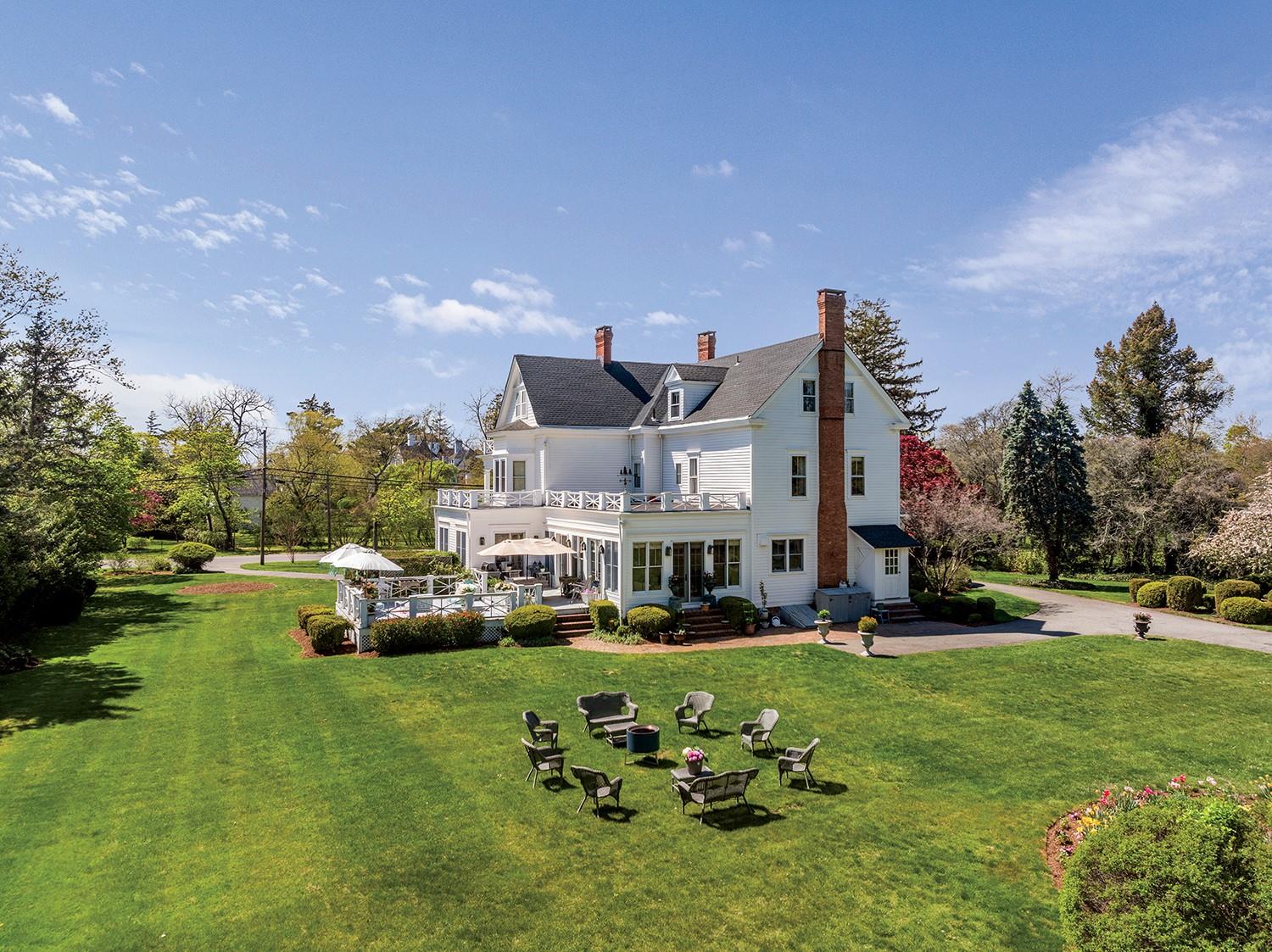 35 S Penataquit Avenue, Bay Shore, NY 11706