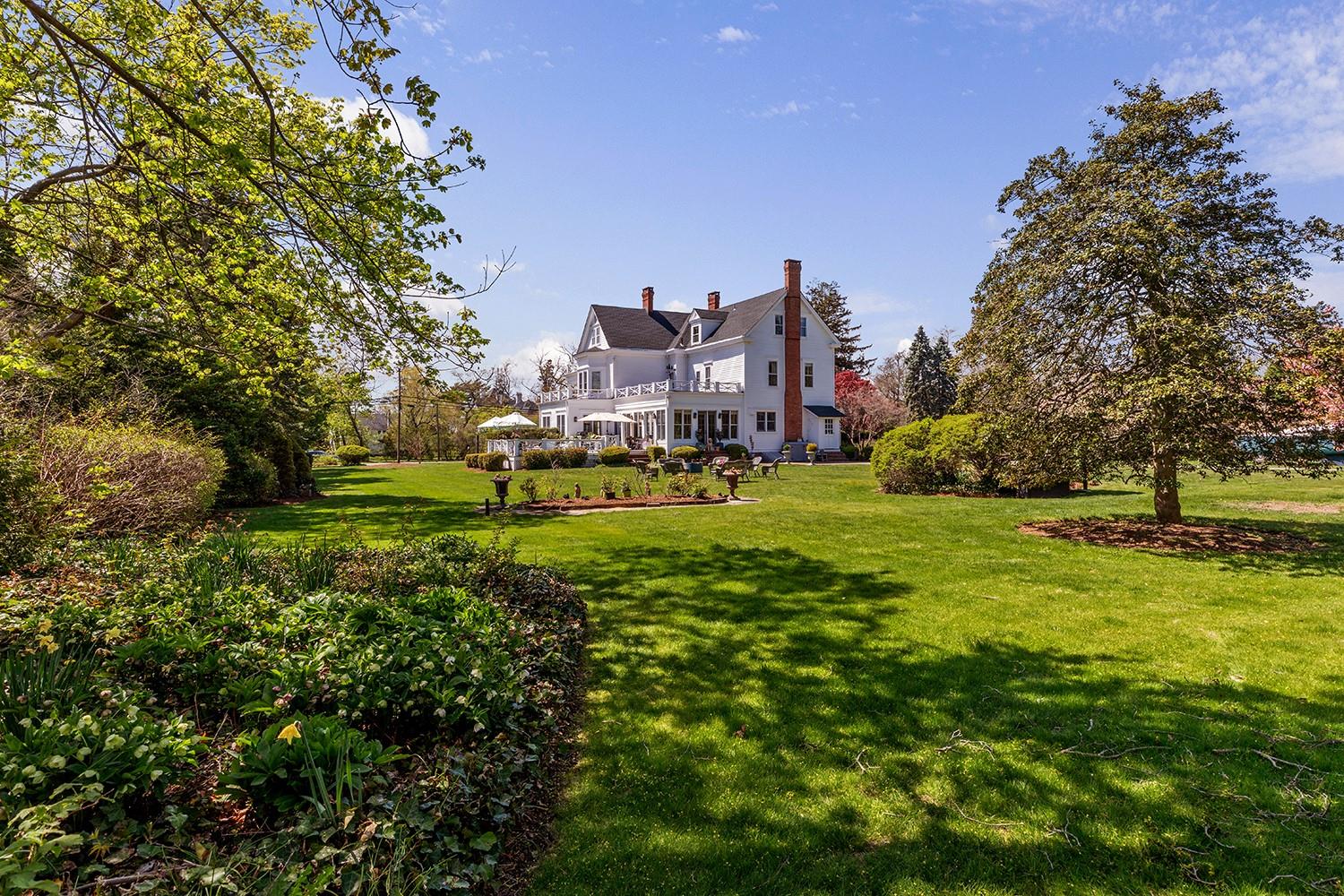 35 S Penataquit Avenue, Bay Shore, NY 11706