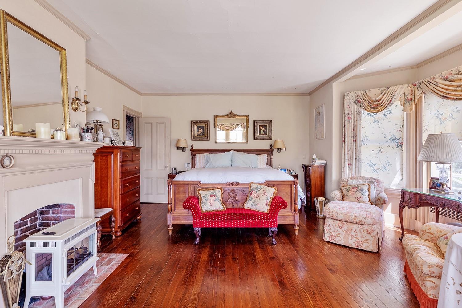 35 S Penataquit Avenue, Bay Shore, NY 11706