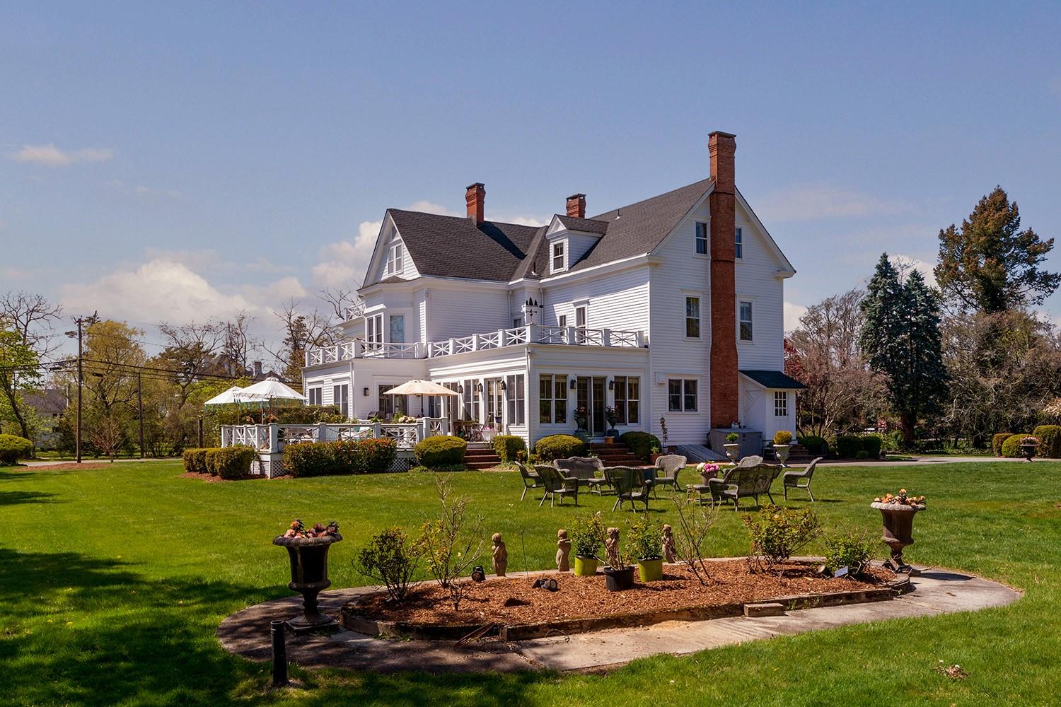 35 S Penataquit Avenue, Bay Shore, NY 11706