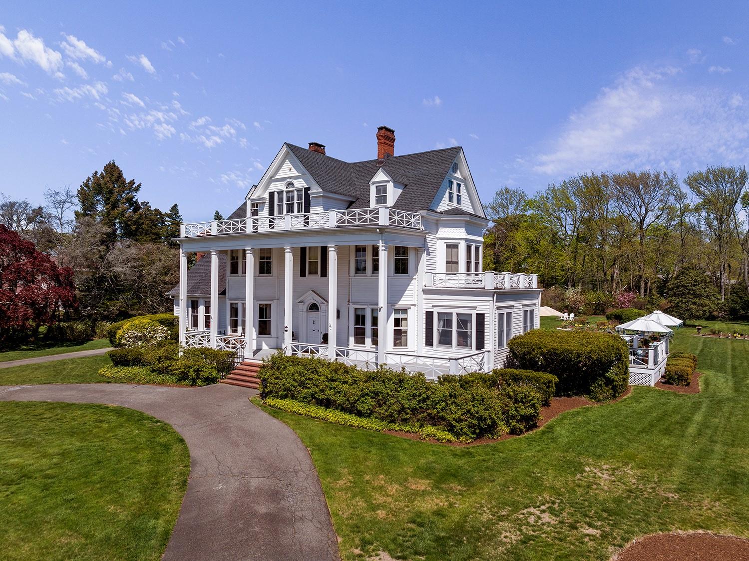 35 S Penataquit Avenue, Bay Shore, NY 11706