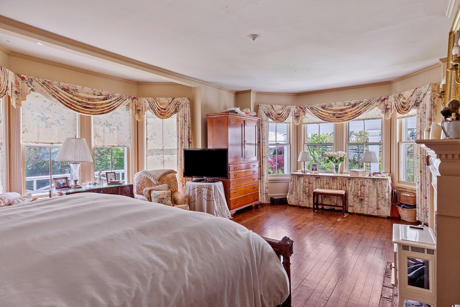 35 S Penataquit Avenue, Bay Shore, NY 11706