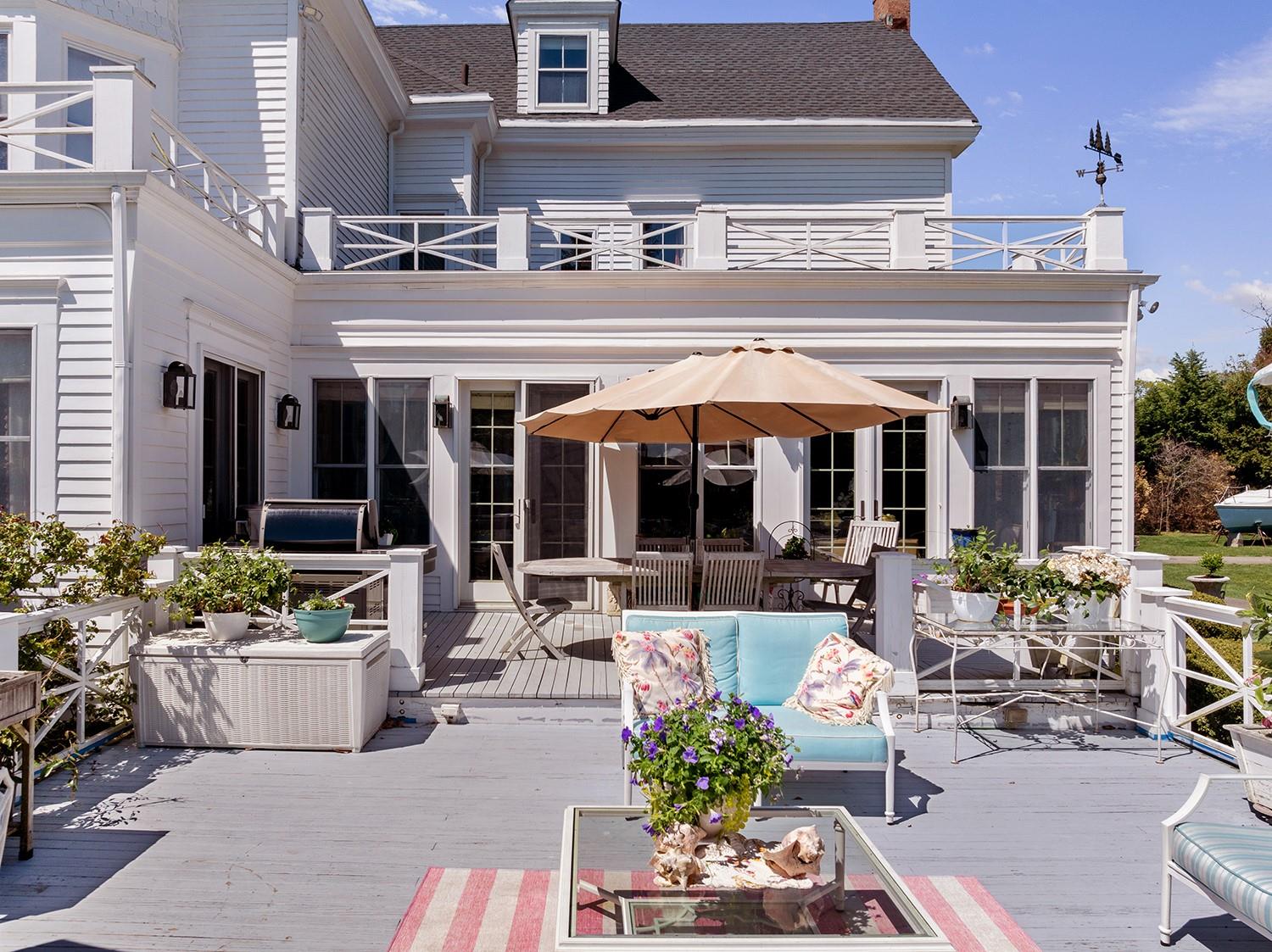 35 S Penataquit Avenue, Bay Shore, NY 11706