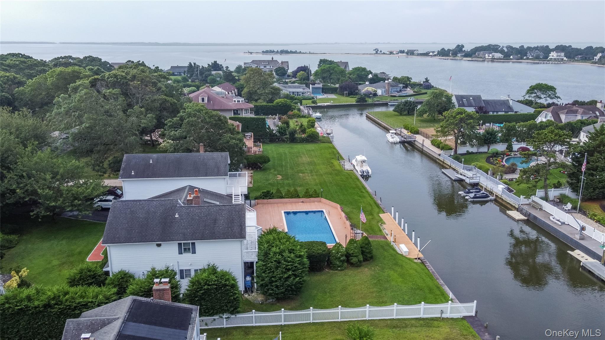 20 Oak Lane, Hampton Bays, NY 11946