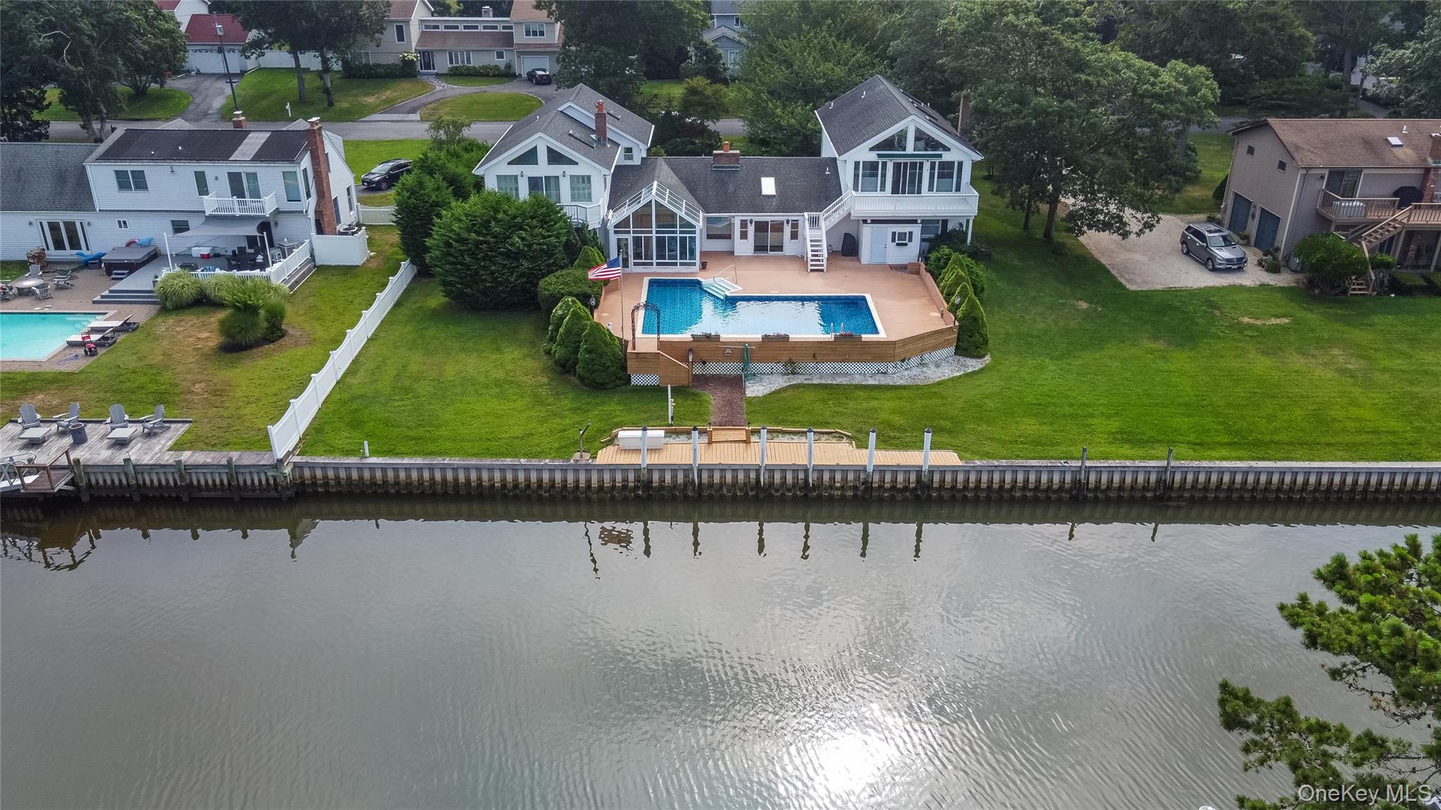 20 Oak Lane, Hampton Bays, NY 11946