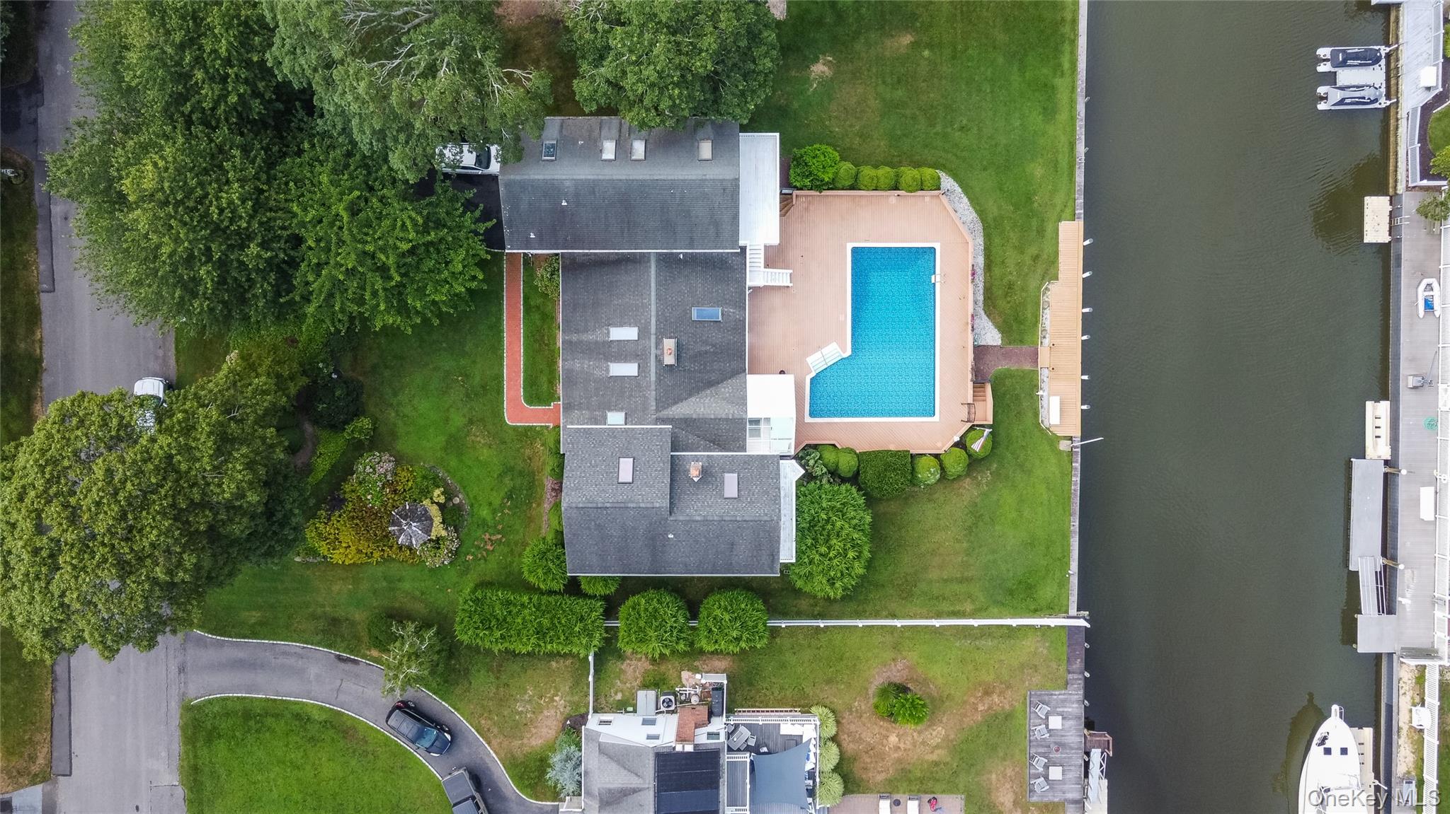 20 Oak Lane, Hampton Bays, NY 11946