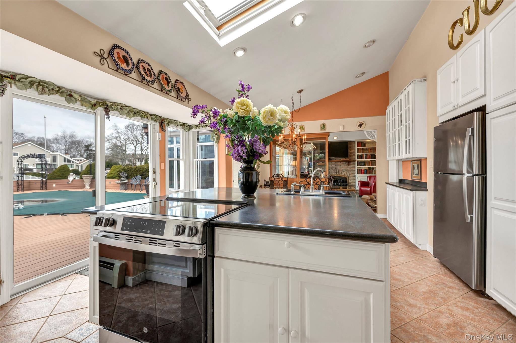 20 Oak Lane, Hampton Bays, NY 11946