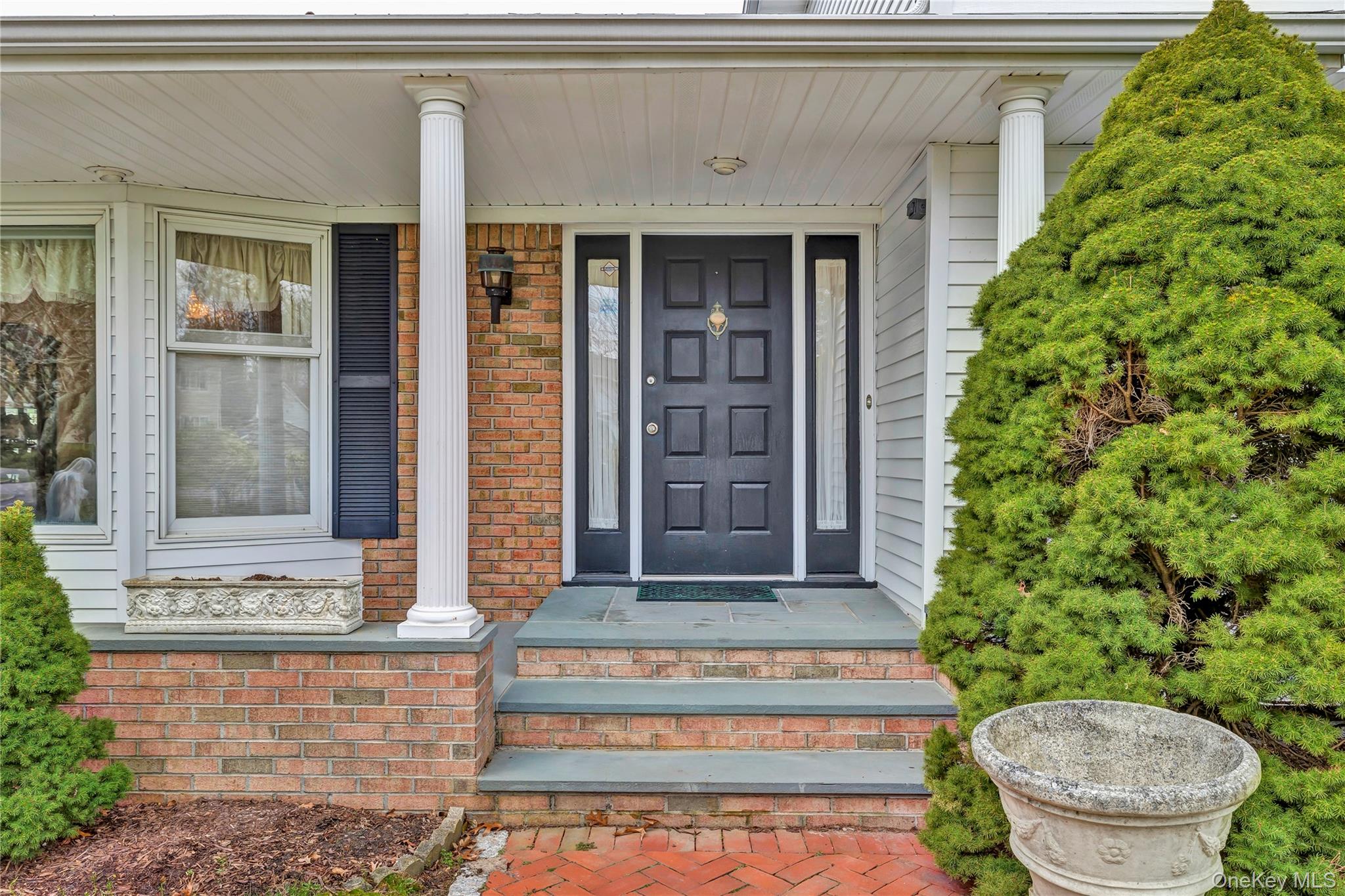 20 Oak Lane, Hampton Bays, NY 11946