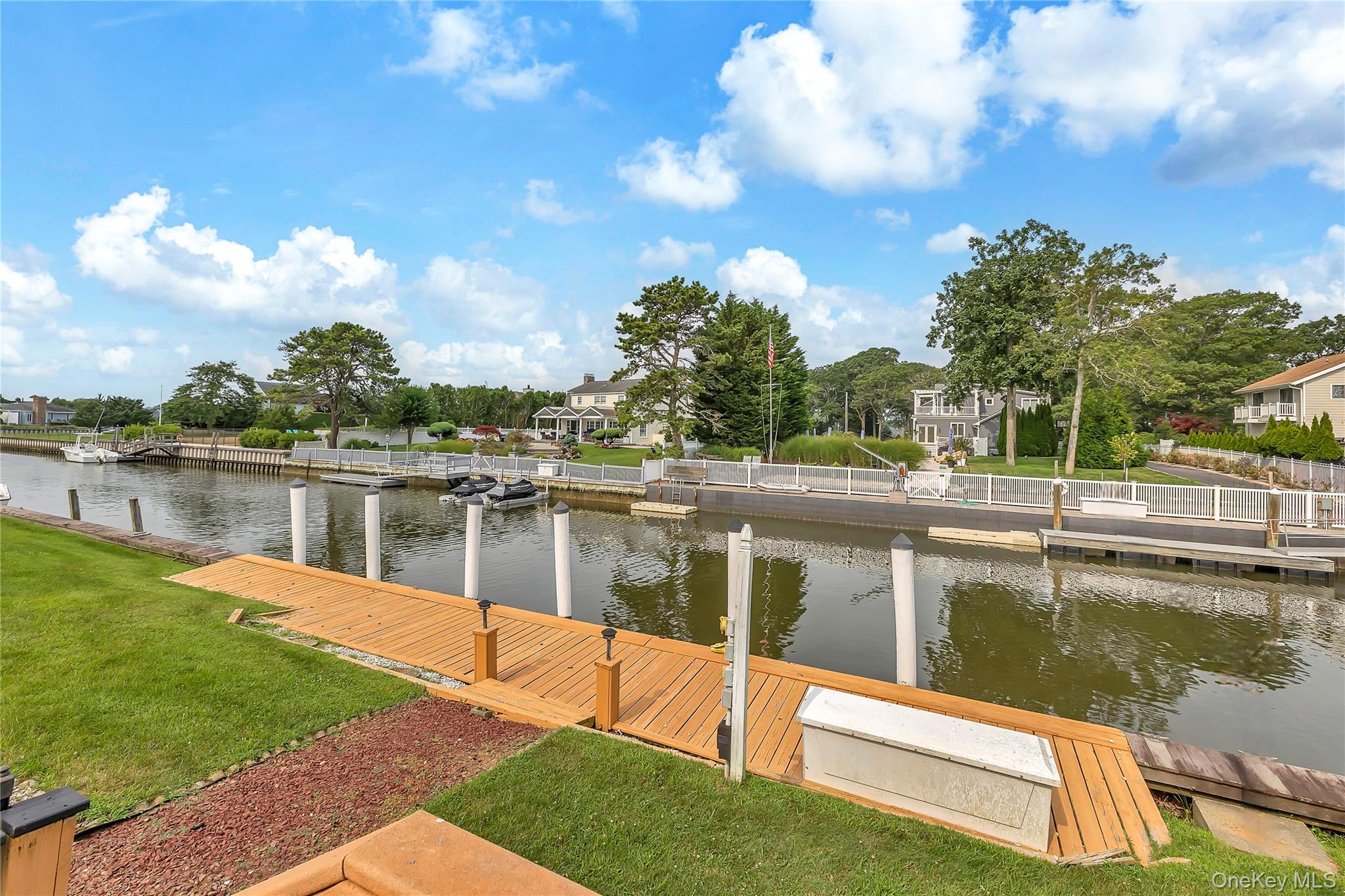 20 Oak Lane, Hampton Bays, NY 11946