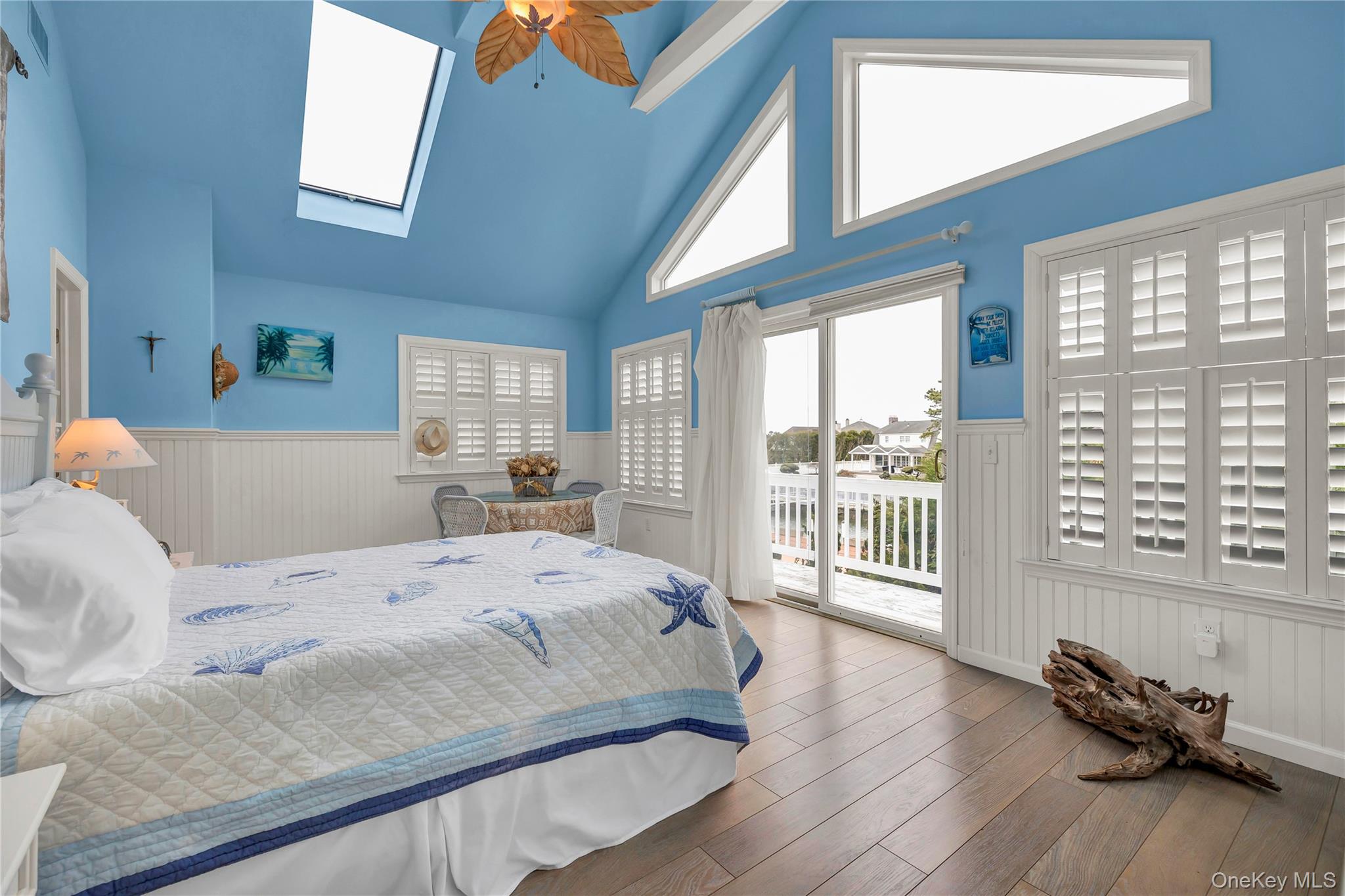 20 Oak Lane, Hampton Bays, NY 11946