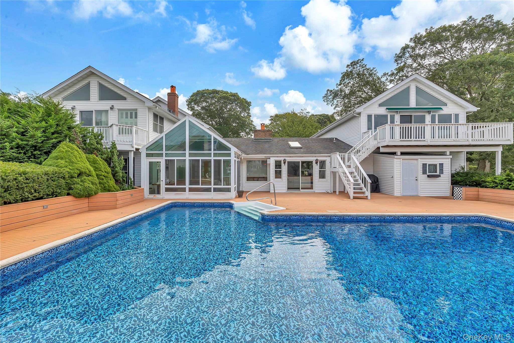 20 Oak Lane, Hampton Bays, NY 11946