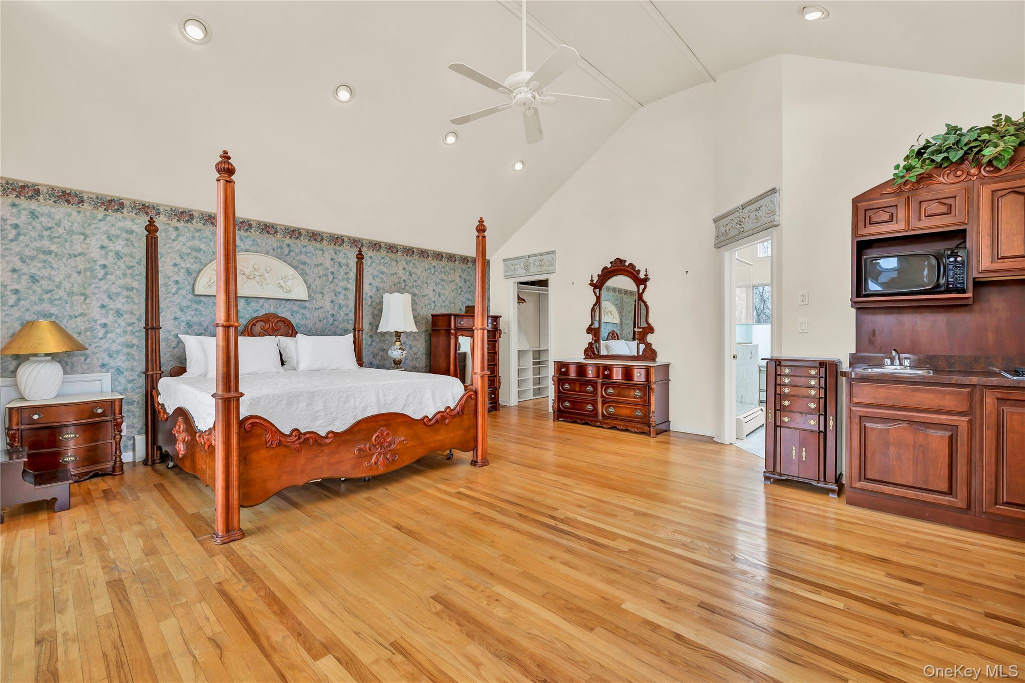 20 Oak Lane, Hampton Bays, NY 11946