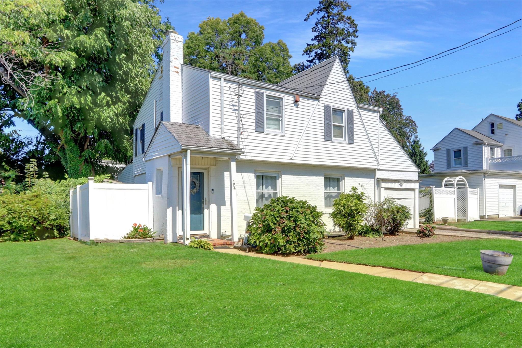 154 California Avenue, Freeport, NY 11520