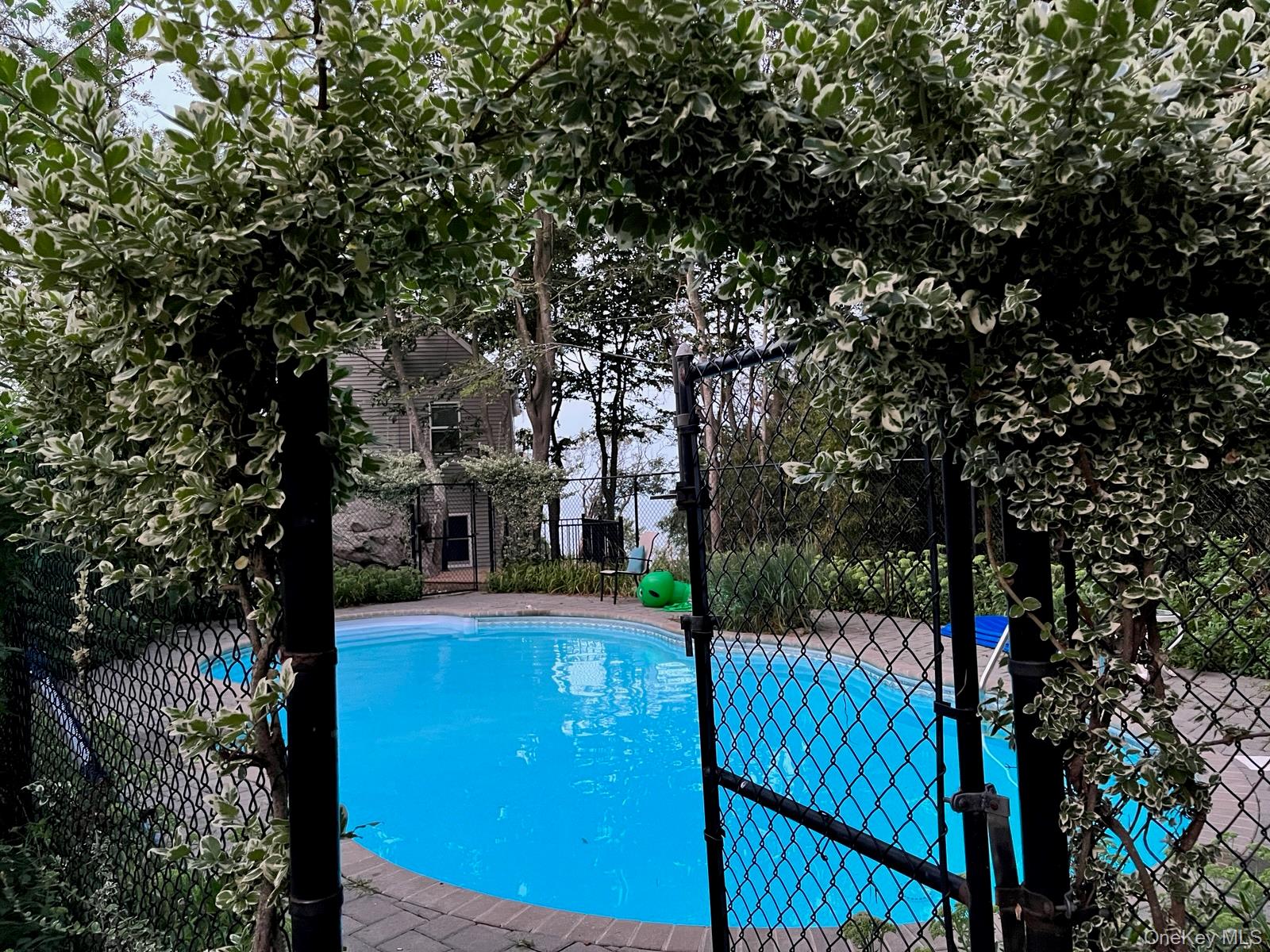 23 Park Place, Baiting Hollow, NY 11933