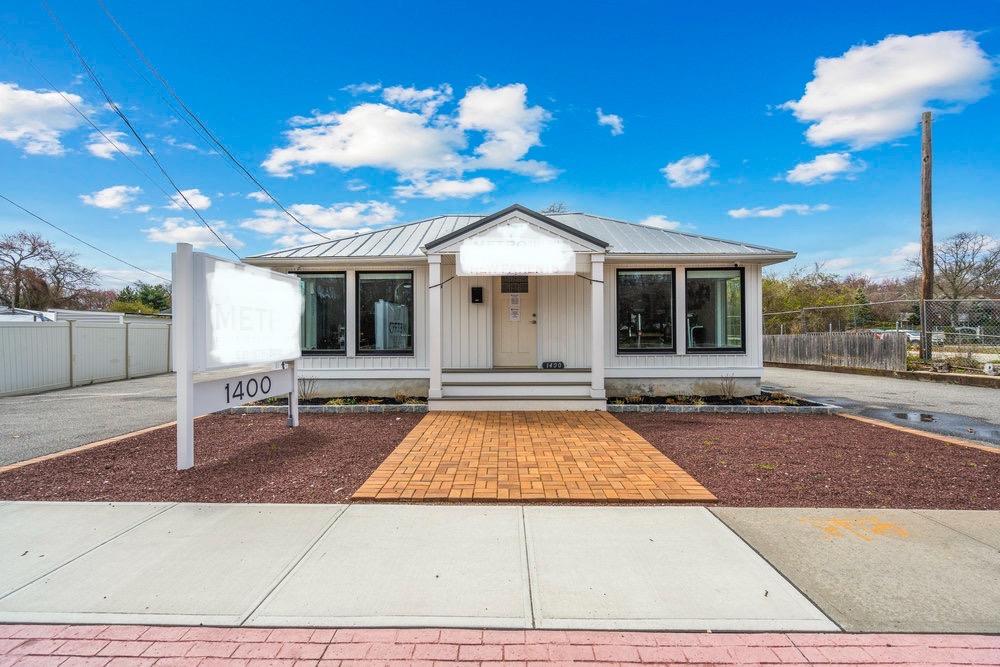 1400 Montauk Highway, Oakdale, NY 11769