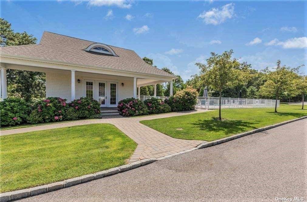 20 Canoe Place Road # 8, Hampton Bays, NY 11946