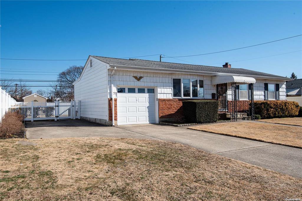 4 Roy Avenue, Hicksville, NY 11801