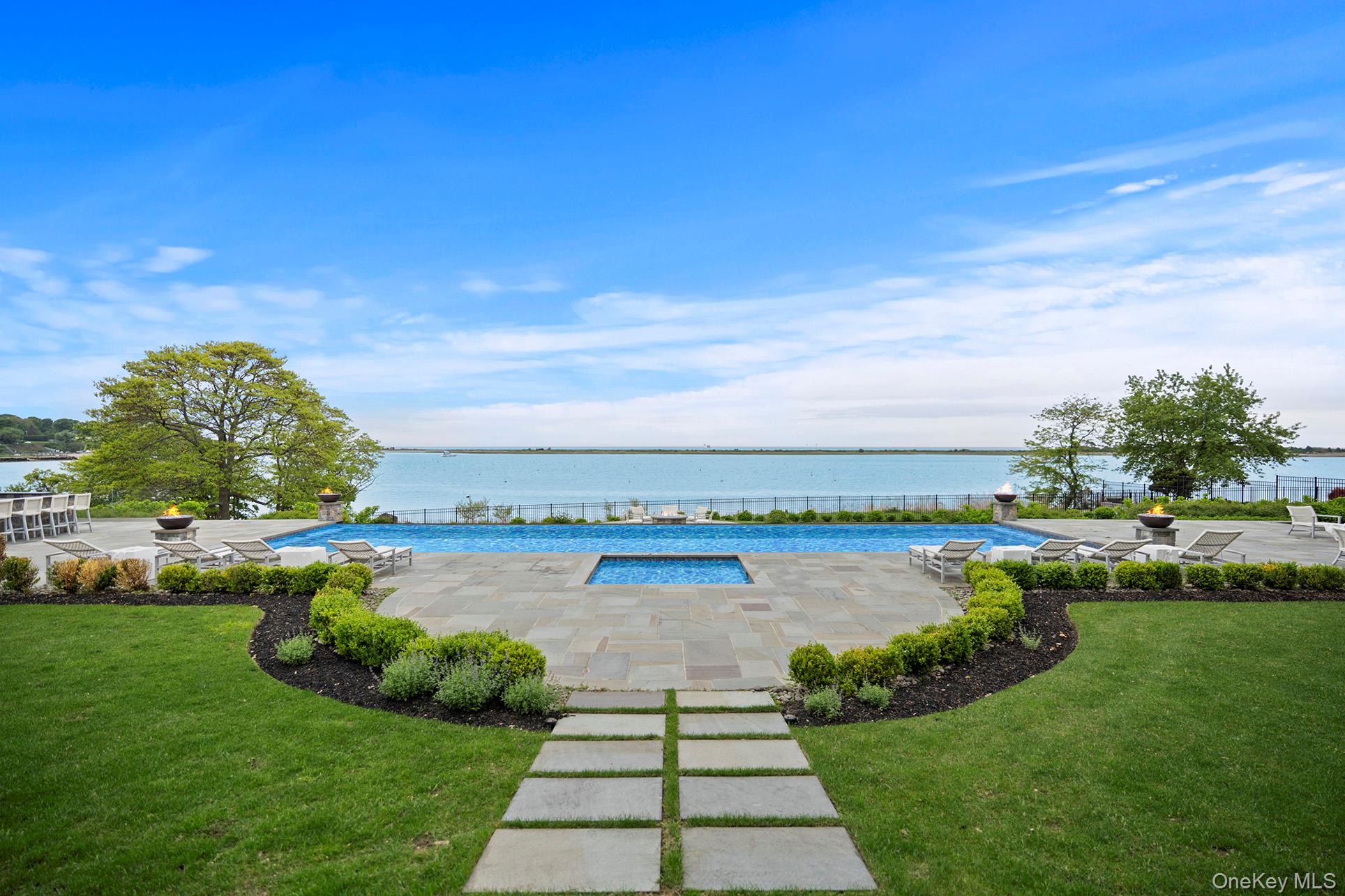 25 Brewster Lane E, East Setauket, NY 11733