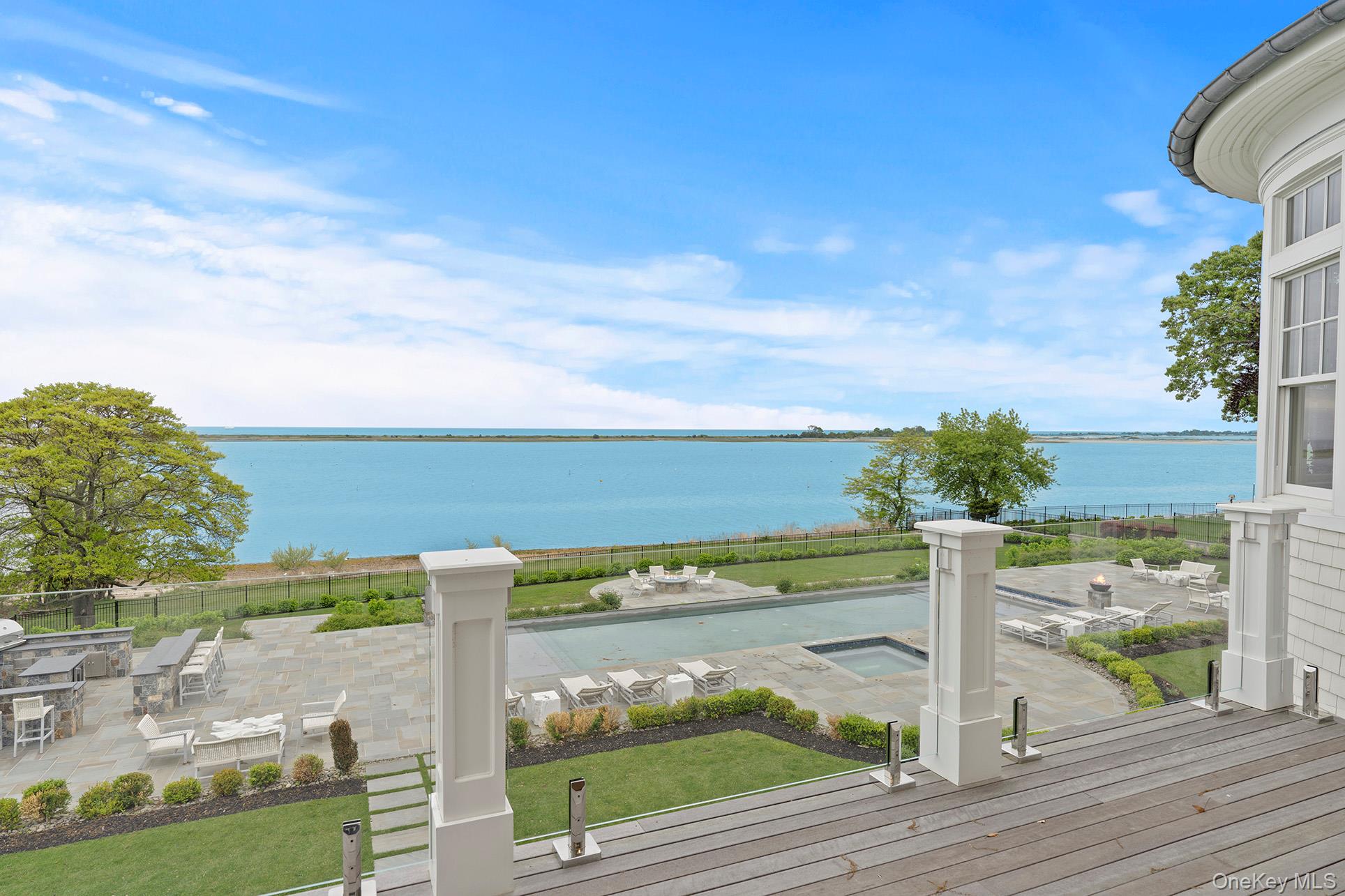 25 Brewster Lane E, East Setauket, NY 11733