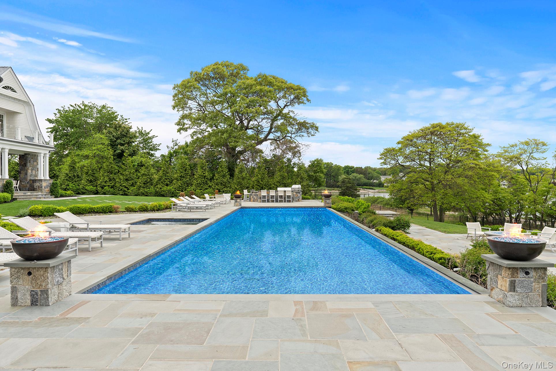 25 Brewster Lane E, East Setauket, NY 11733