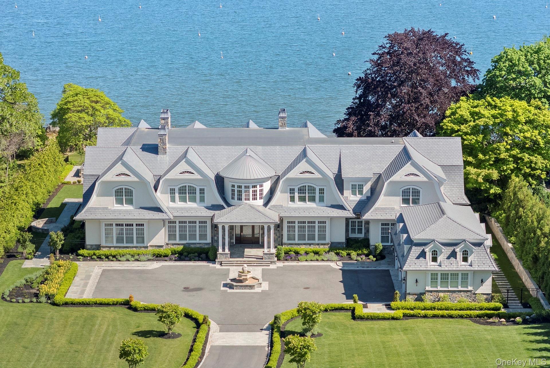 25 Brewster Lane E, East Setauket, NY 11733