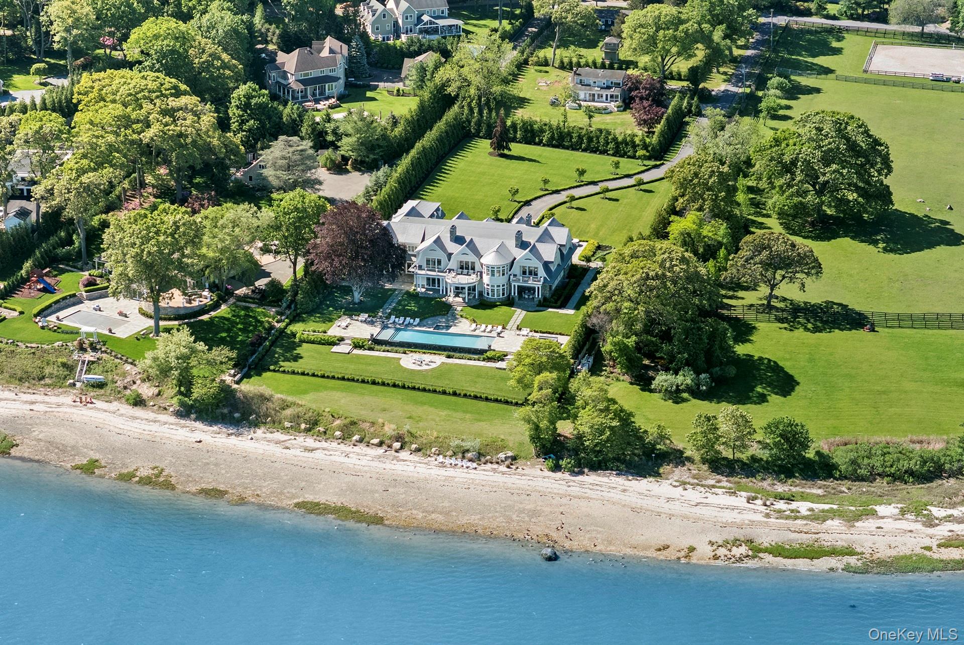 25 Brewster Lane E, East Setauket, NY 11733