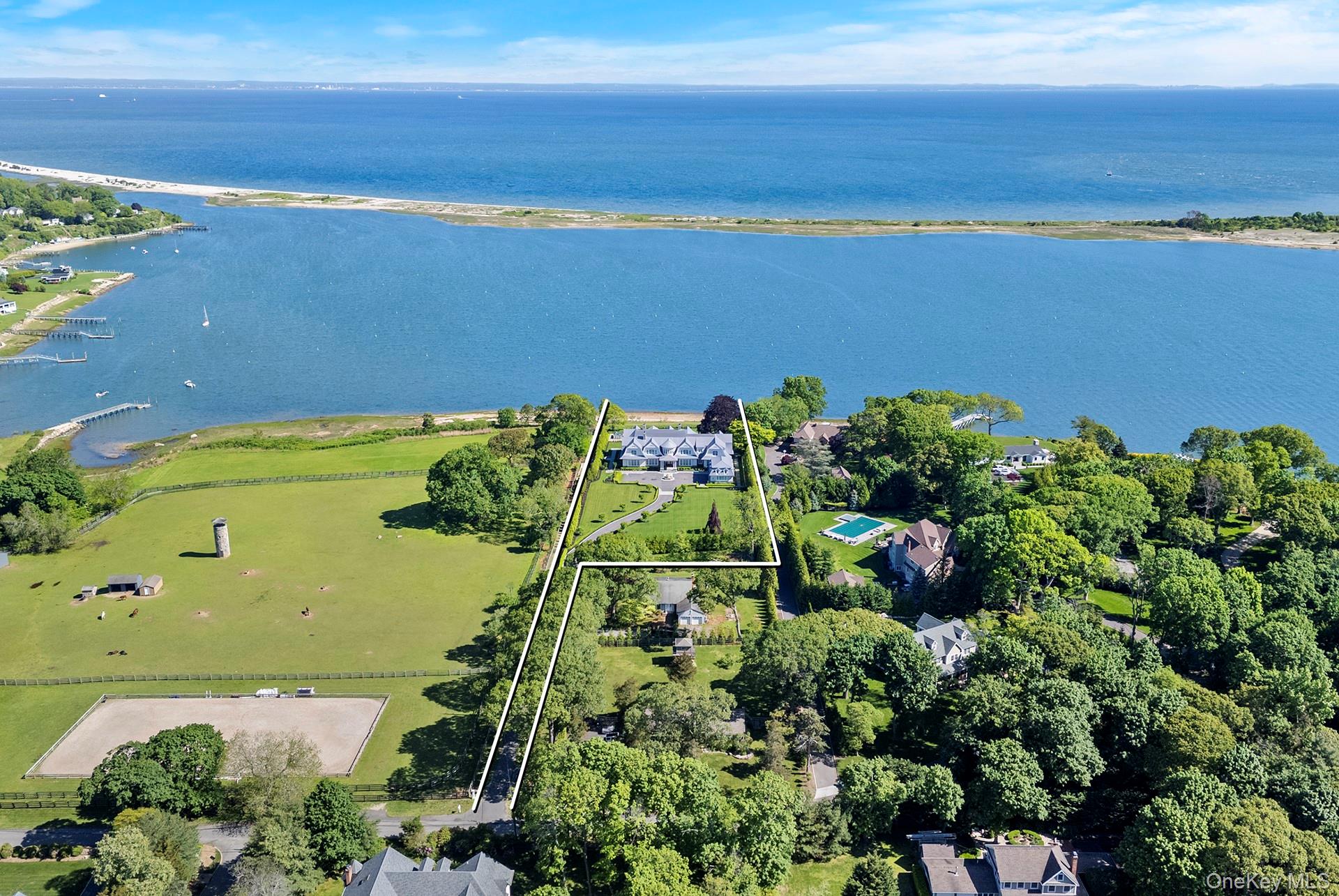 25 Brewster Lane E, East Setauket, NY 11733