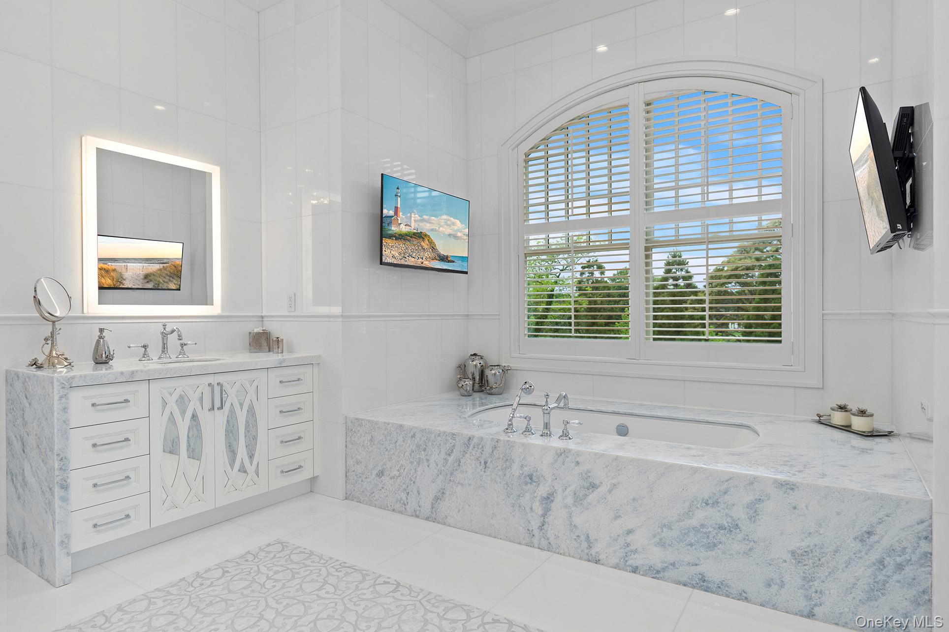 25 Brewster Lane E, East Setauket, NY 11733