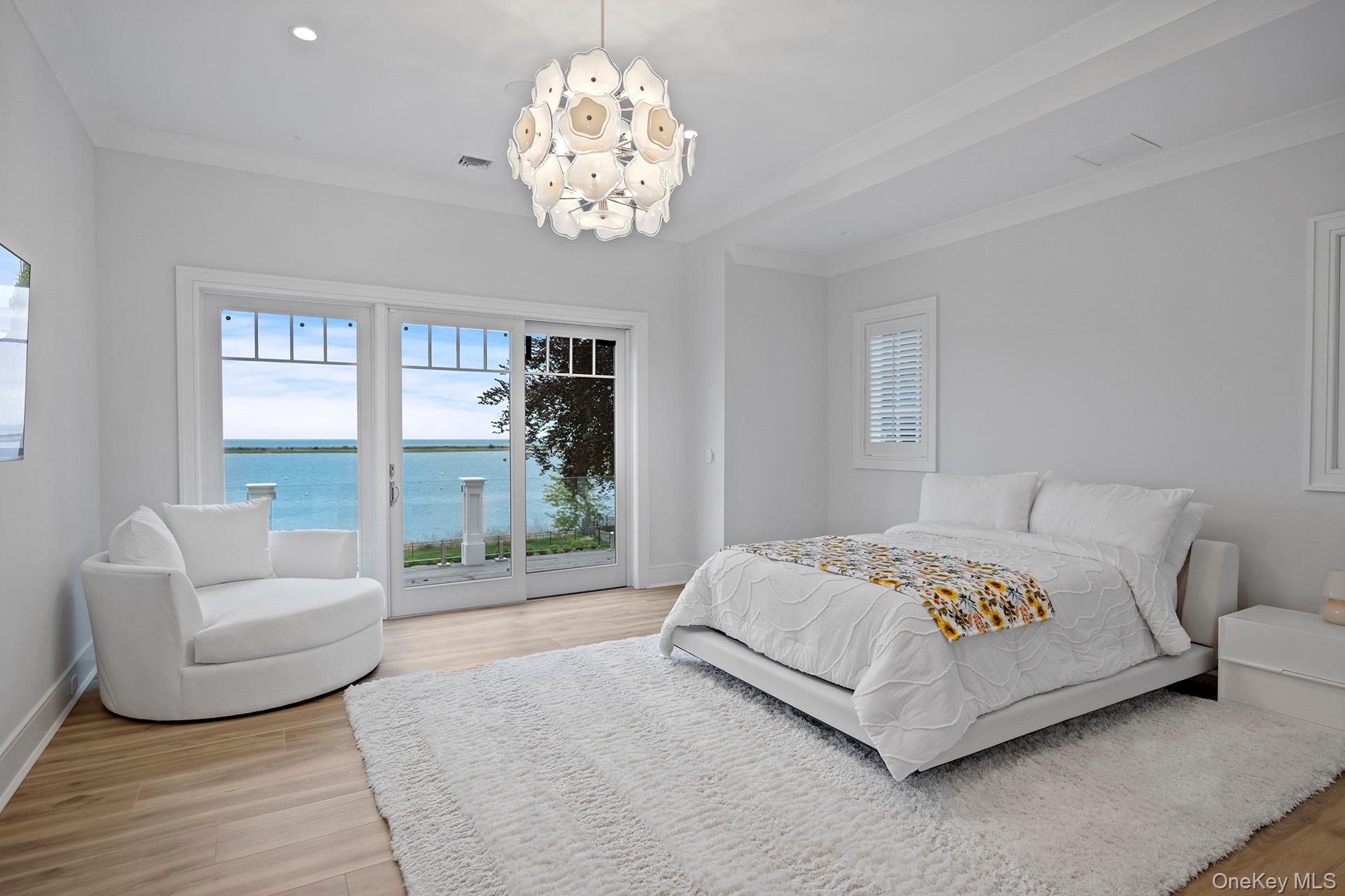 25 Brewster Lane E, East Setauket, NY 11733