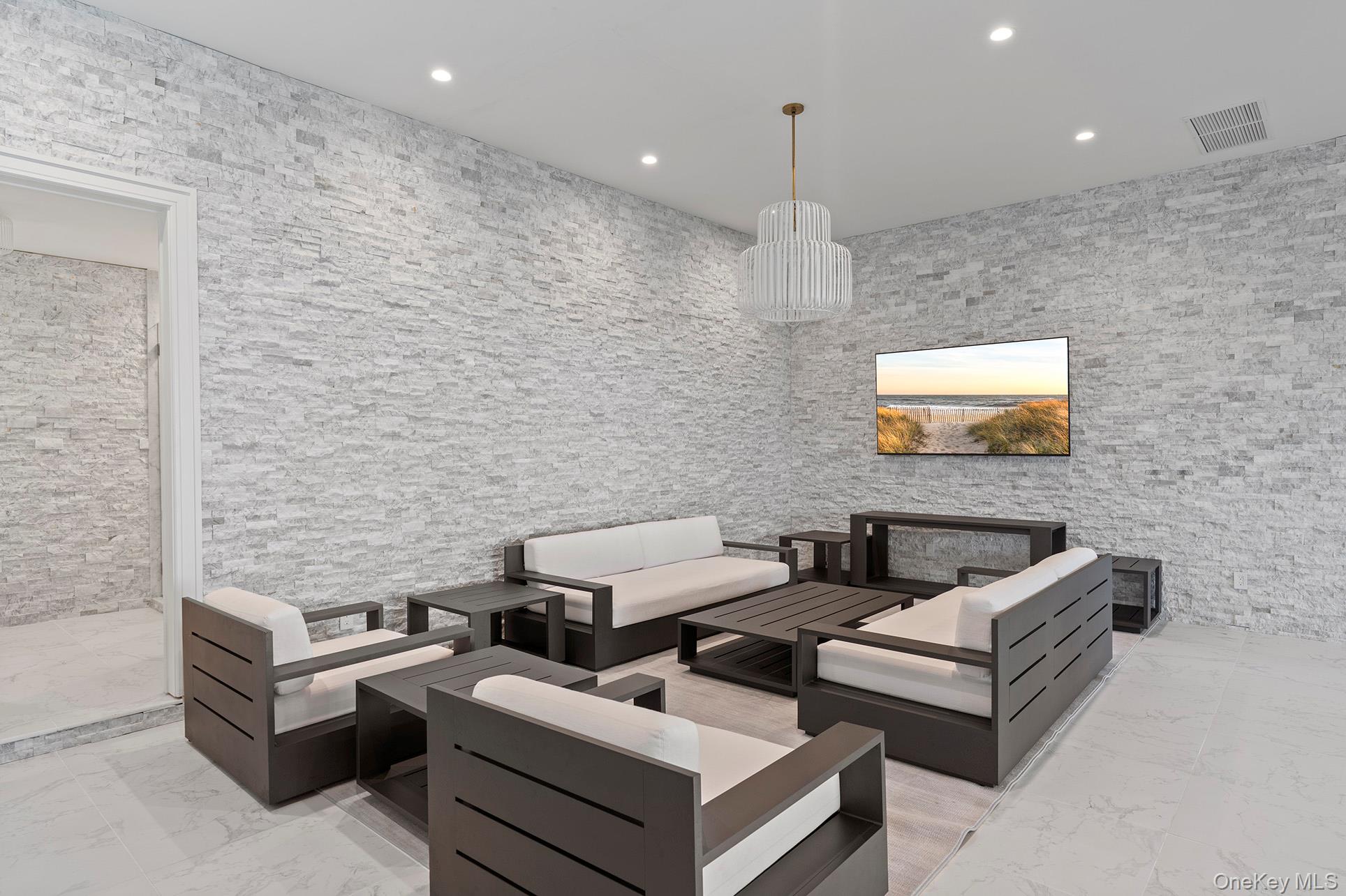 25 Brewster Lane E, East Setauket, NY 11733