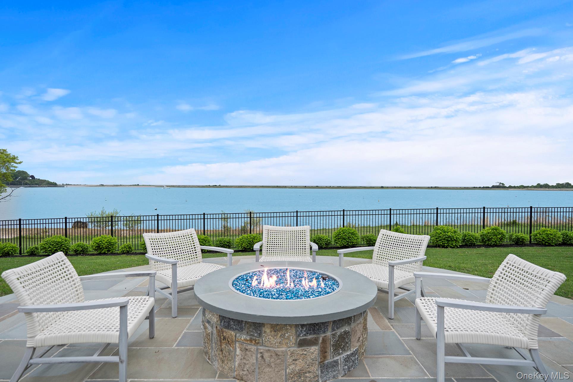 25 Brewster Lane E, East Setauket, NY 11733