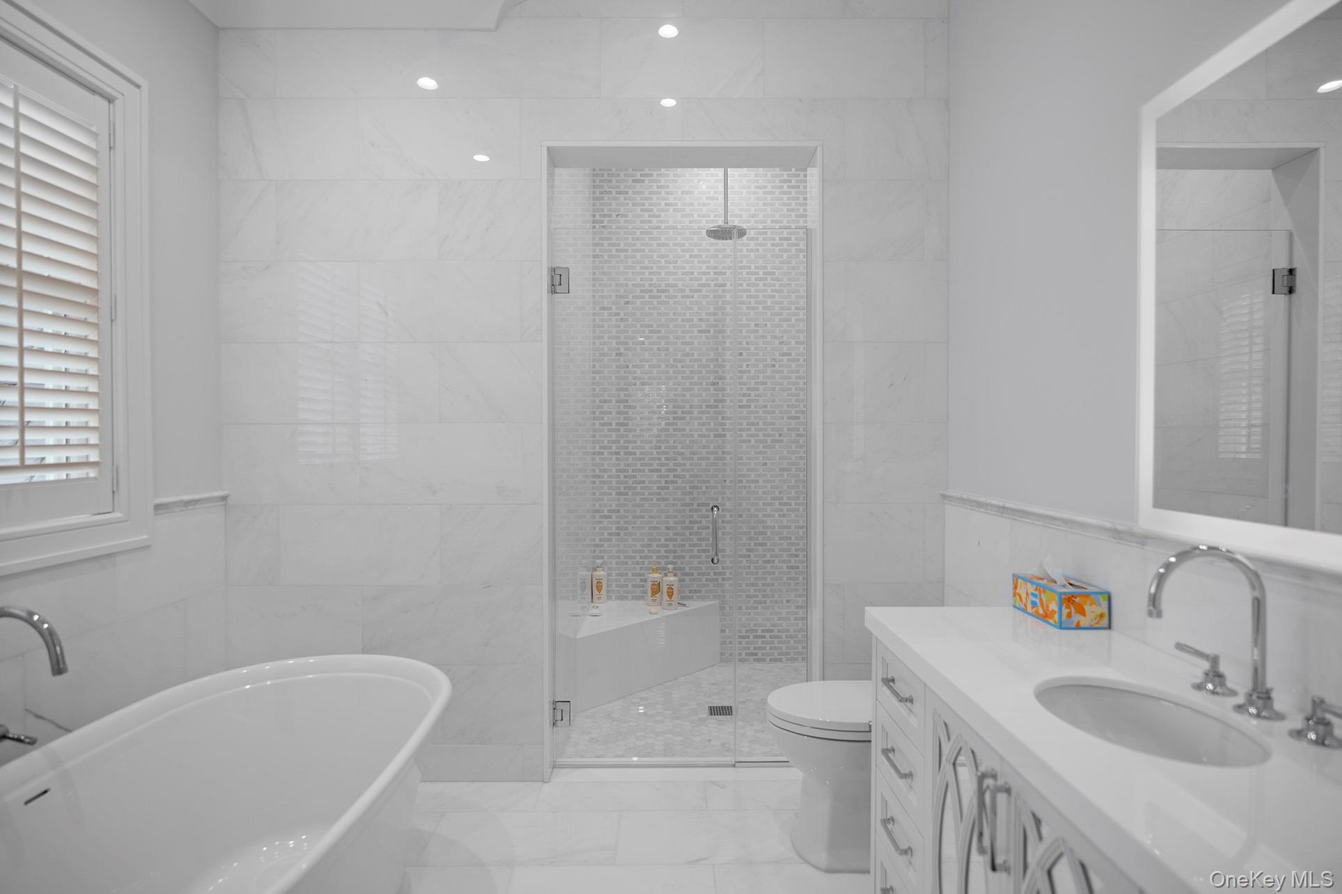 25 Brewster Lane E, East Setauket, NY 11733