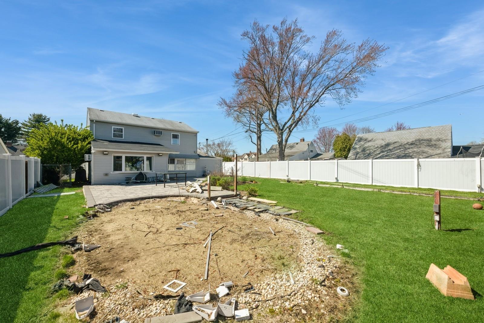 7 Bunker Lane, Hicksville, NY 11801