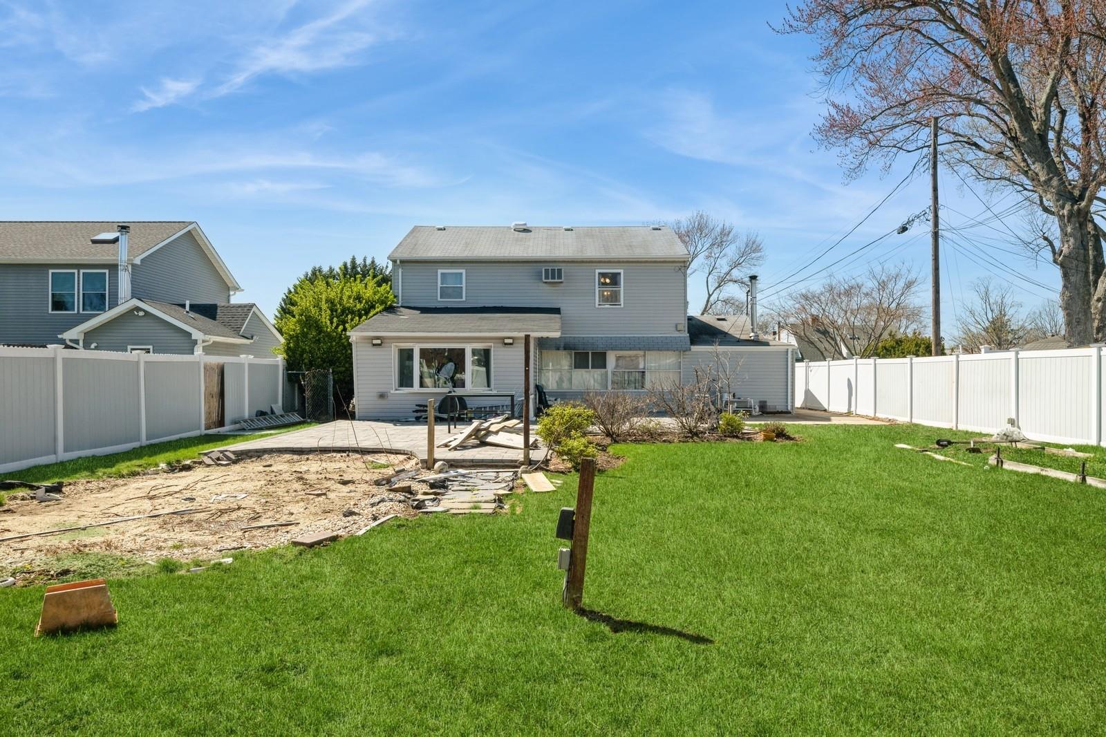 7 Bunker Lane, Hicksville, NY 11801