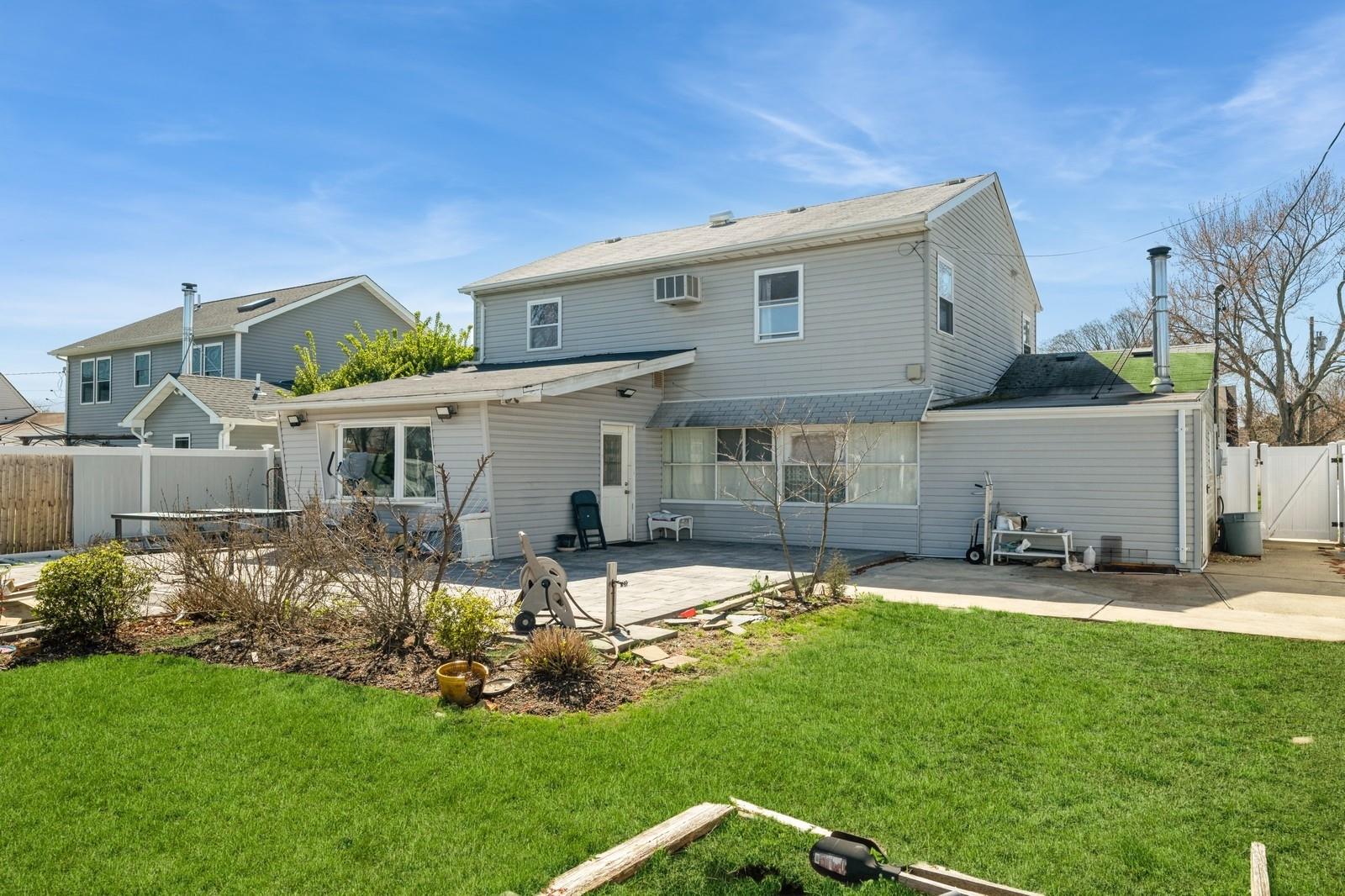 7 Bunker Lane, Hicksville, NY 11801