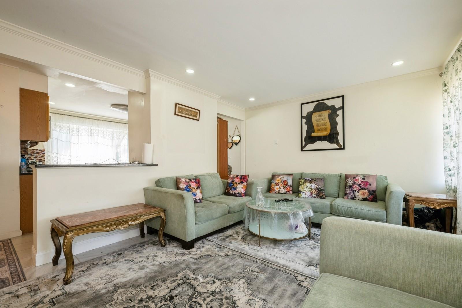 7 Bunker Lane, Hicksville, NY 11801