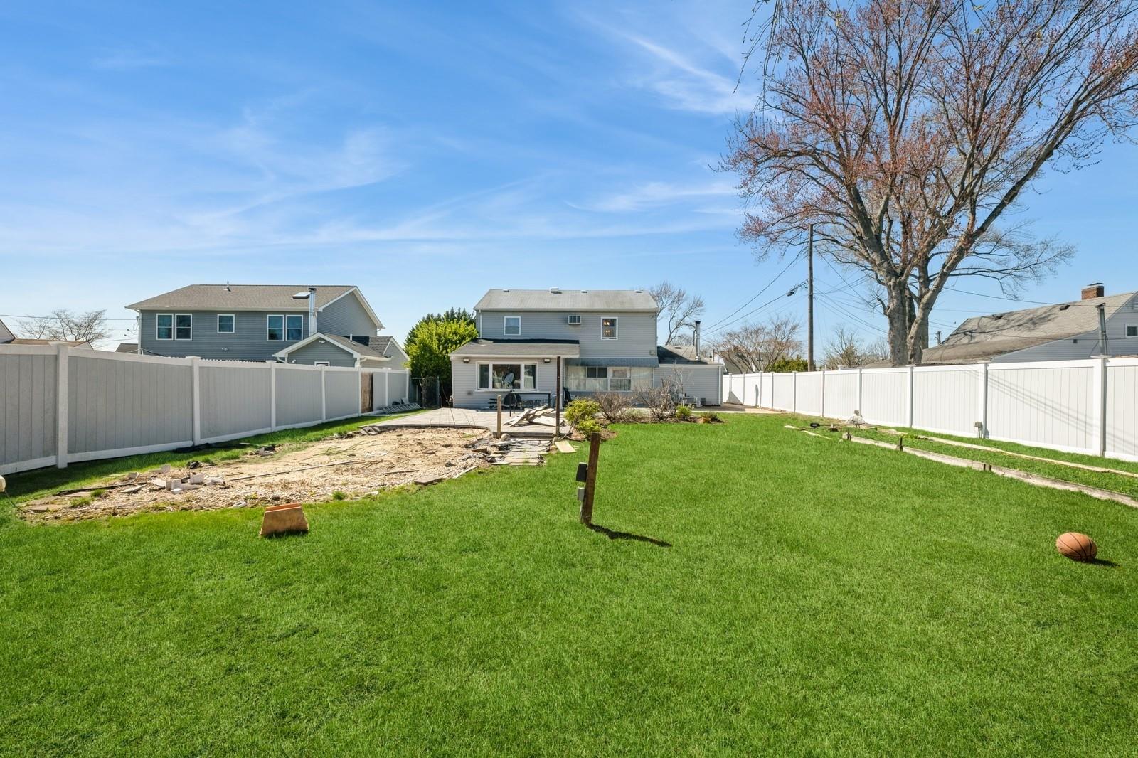 7 Bunker Lane, Hicksville, NY 11801