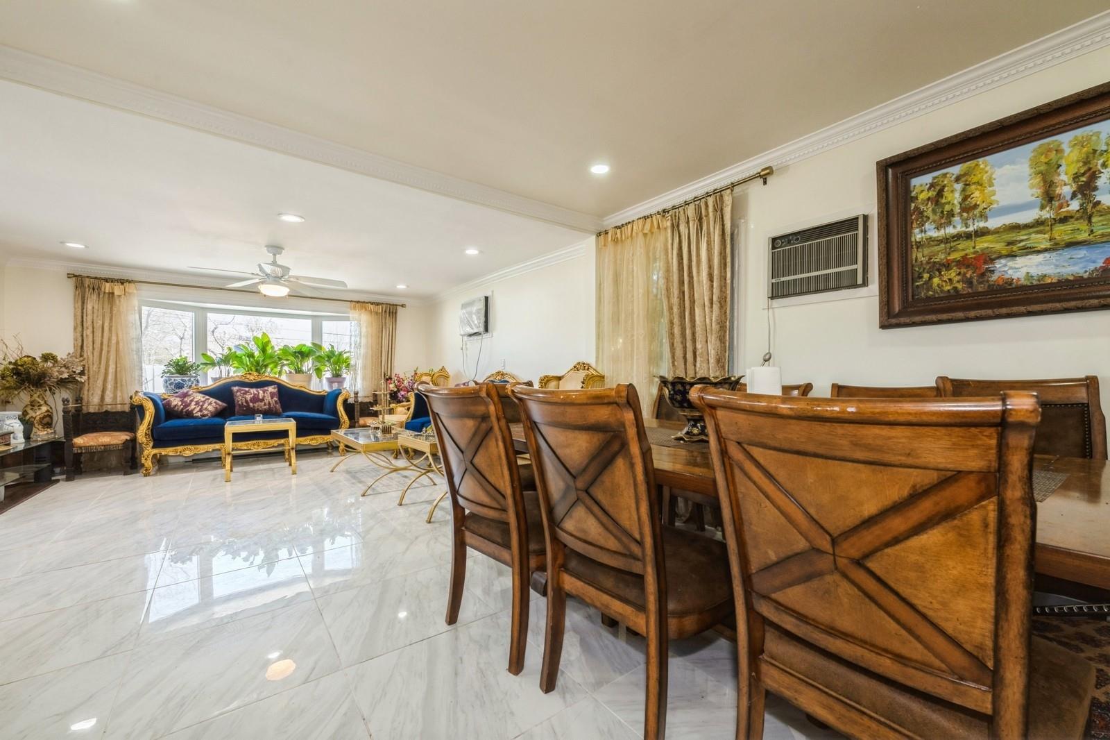 7 Bunker Lane, Hicksville, NY 11801