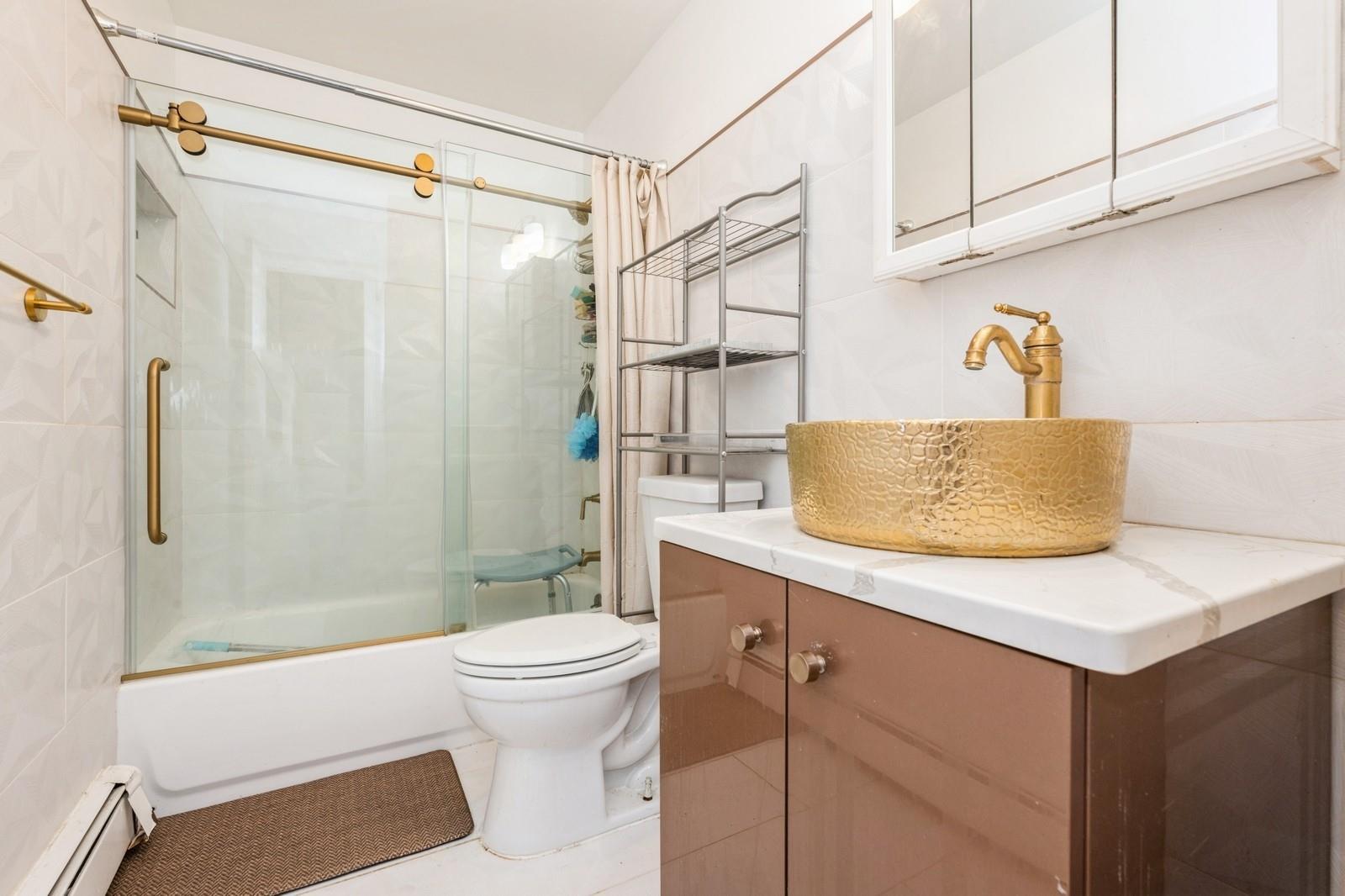 7 Bunker Lane, Hicksville, NY 11801