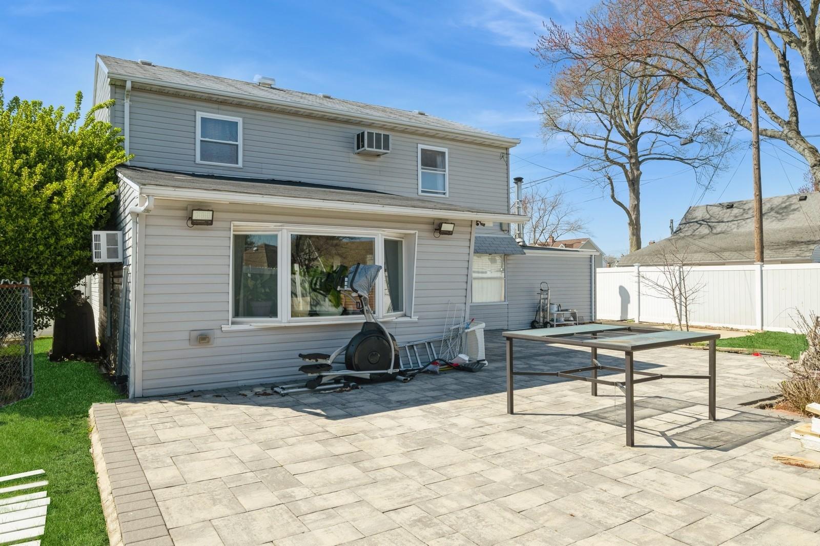 7 Bunker Lane, Hicksville, NY 11801