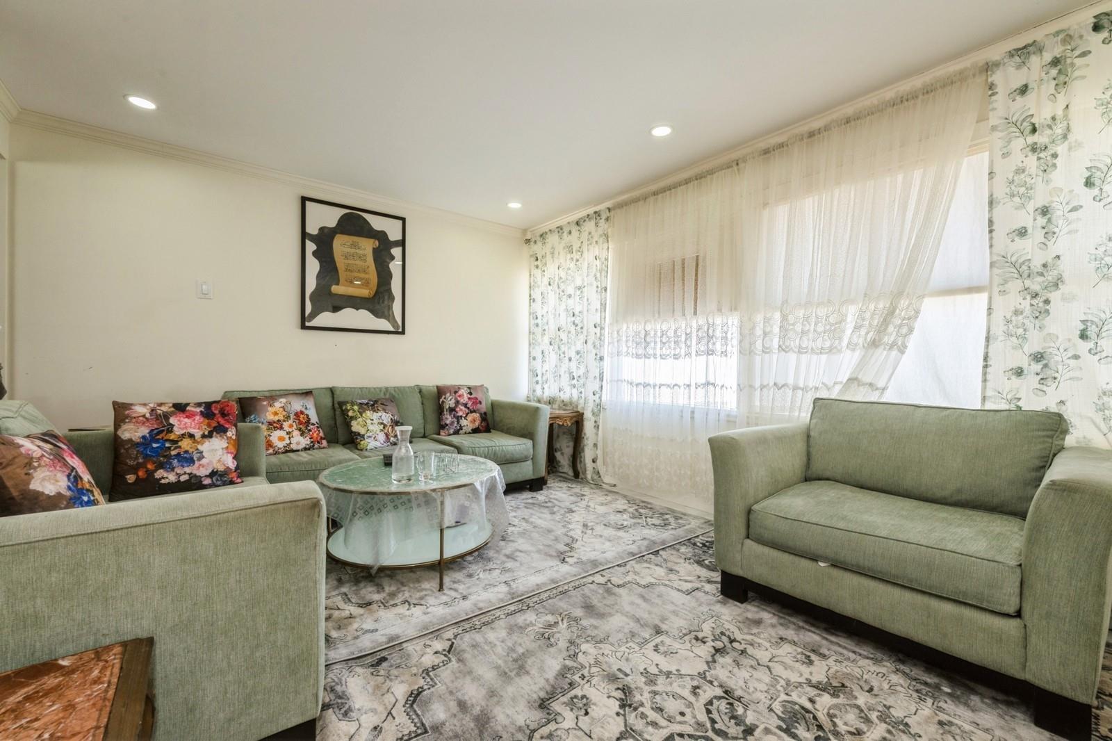 7 Bunker Lane, Hicksville, NY 11801