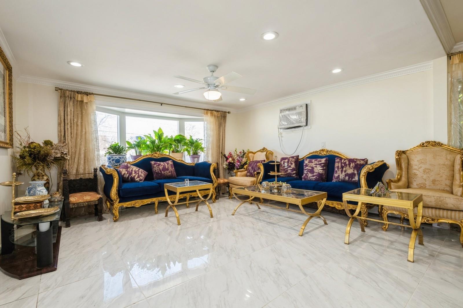 7 Bunker Lane, Hicksville, NY 11801