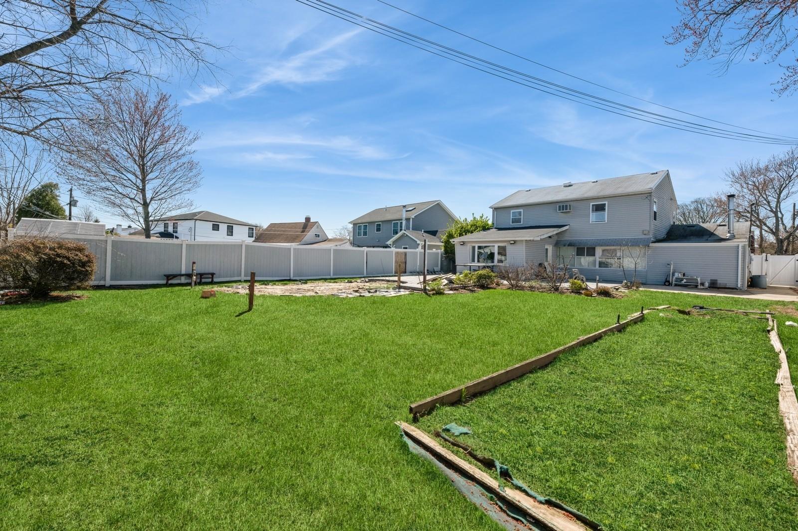 7 Bunker Lane, Hicksville, NY 11801