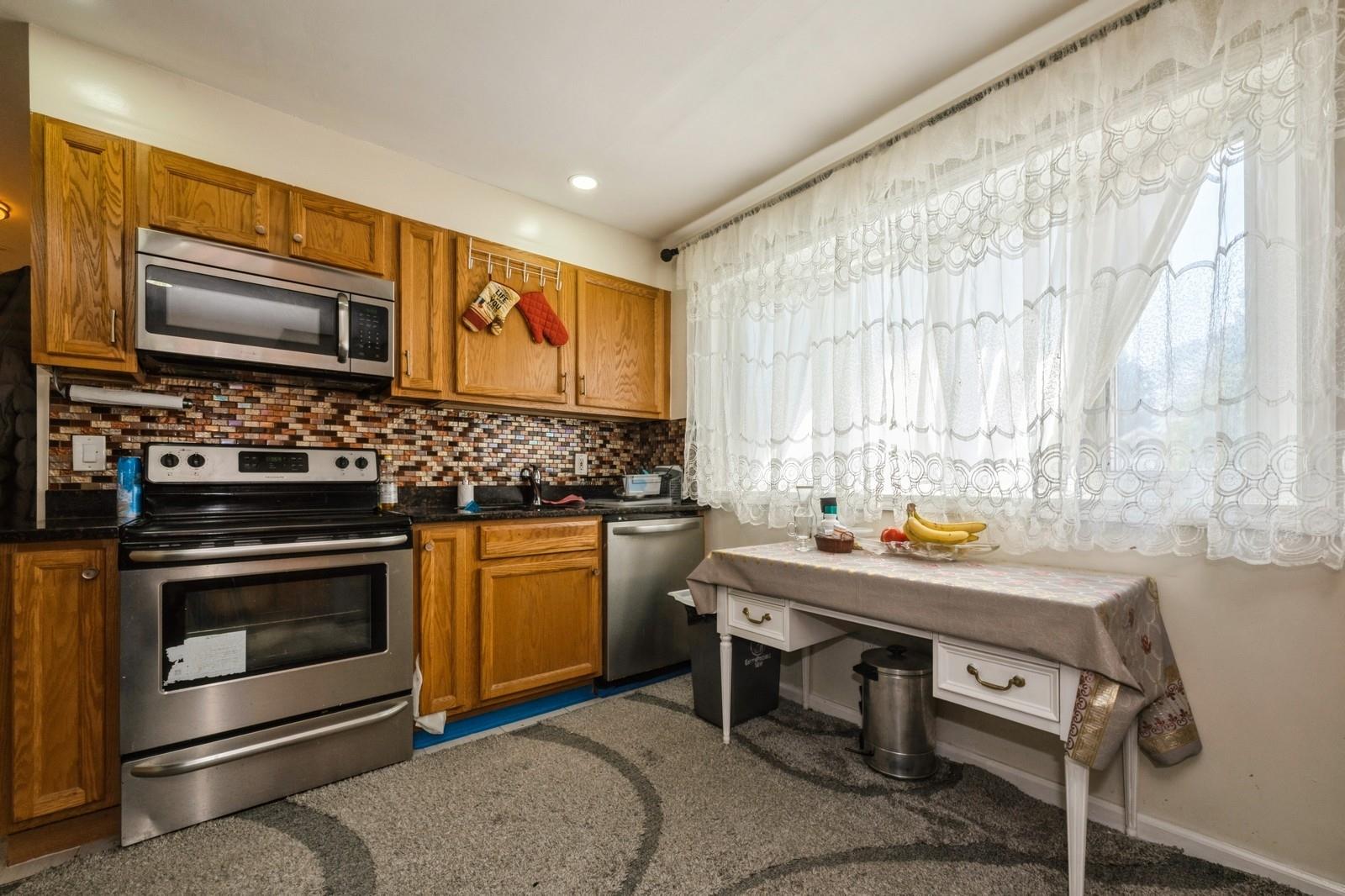 7 Bunker Lane, Hicksville, NY 11801