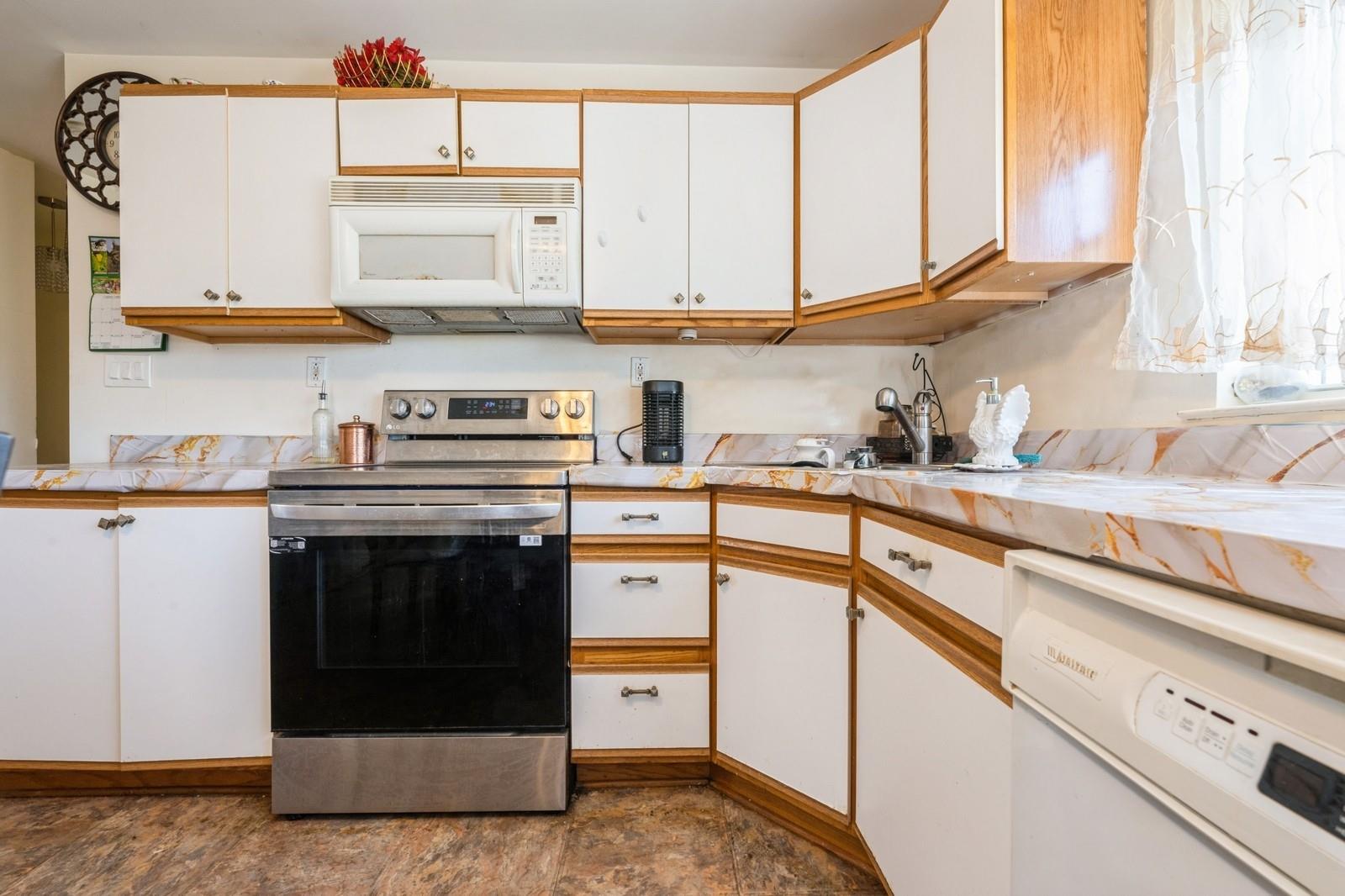 7 Bunker Lane, Hicksville, NY 11801