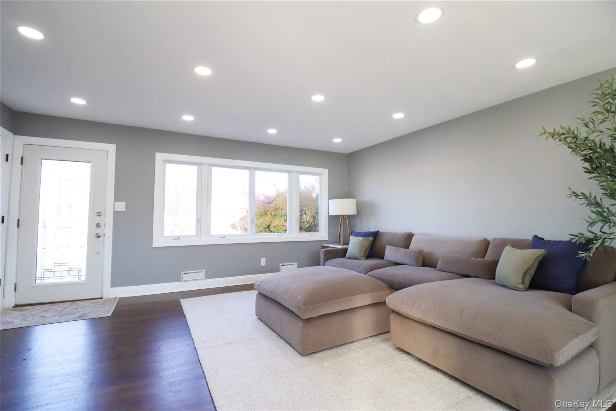 14a Earl Place, Amity Harbor, NY 11701