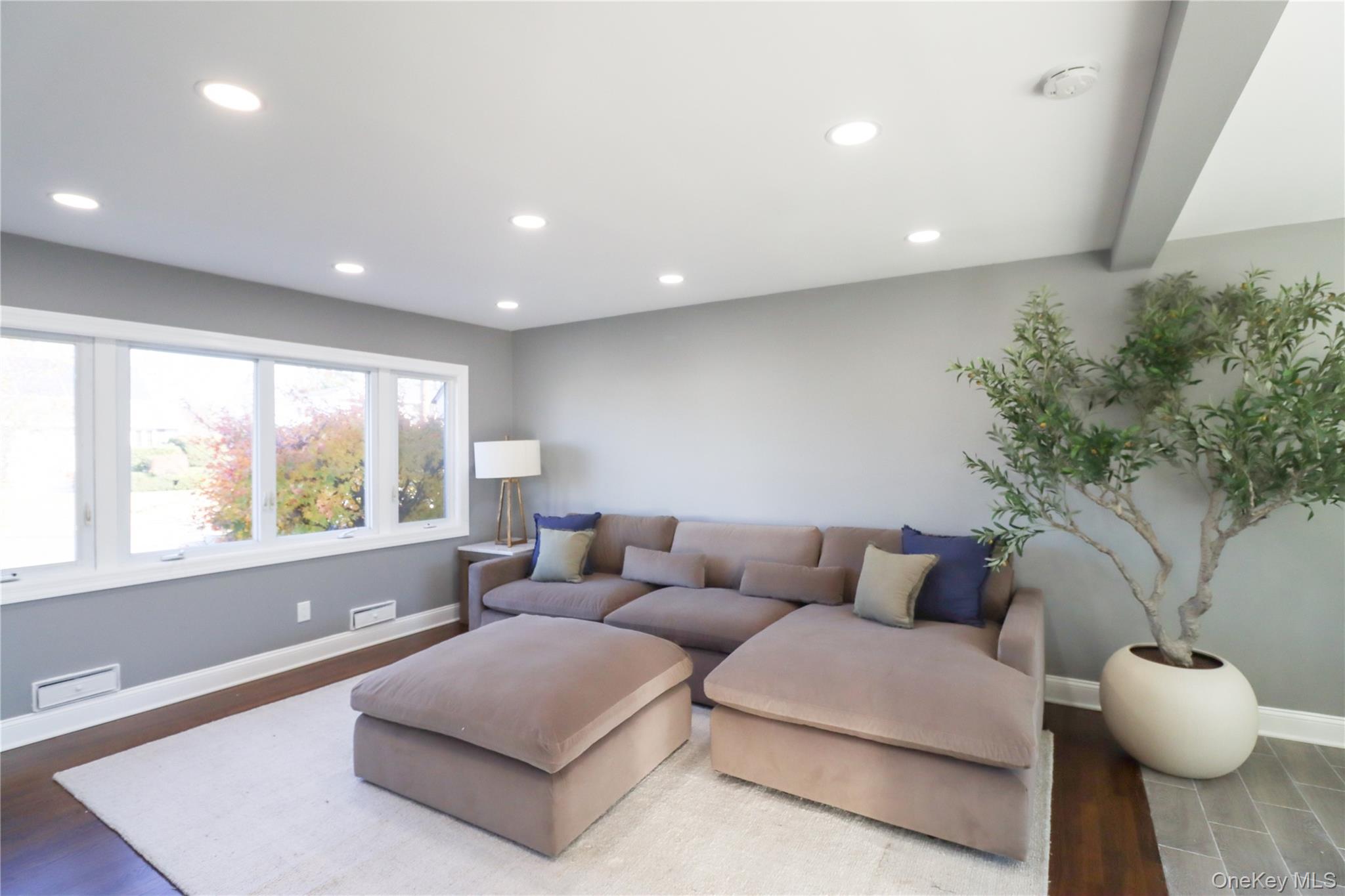 14a Earl Place, Amity Harbor, NY 11701