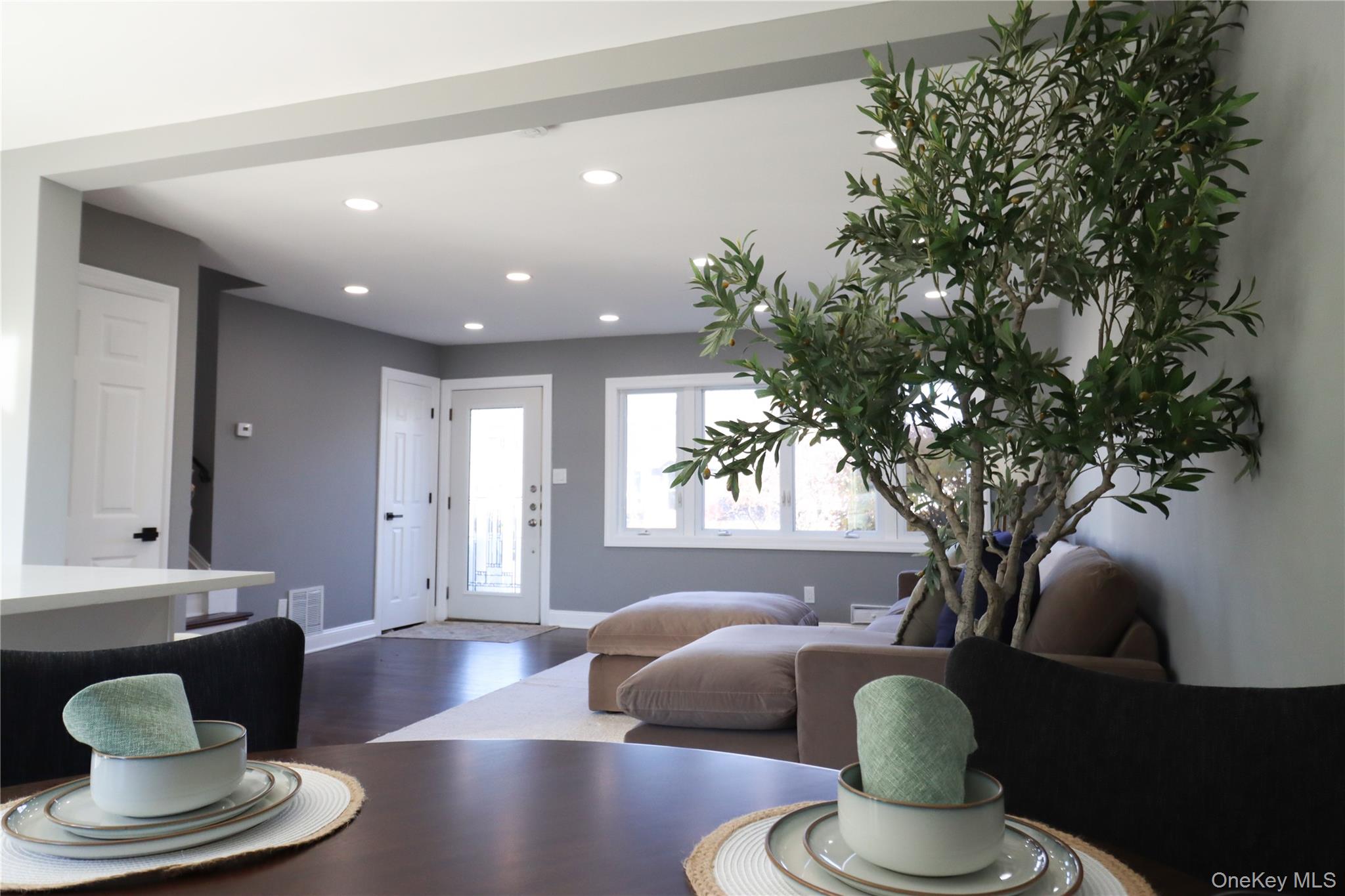 14a Earl Place, Amity Harbor, NY 11701