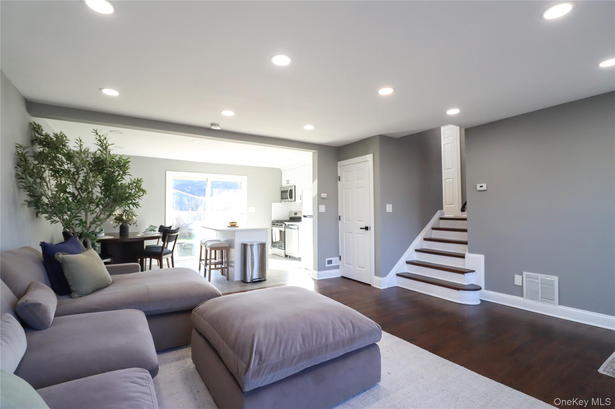 14a Earl Place, Amity Harbor, NY 11701